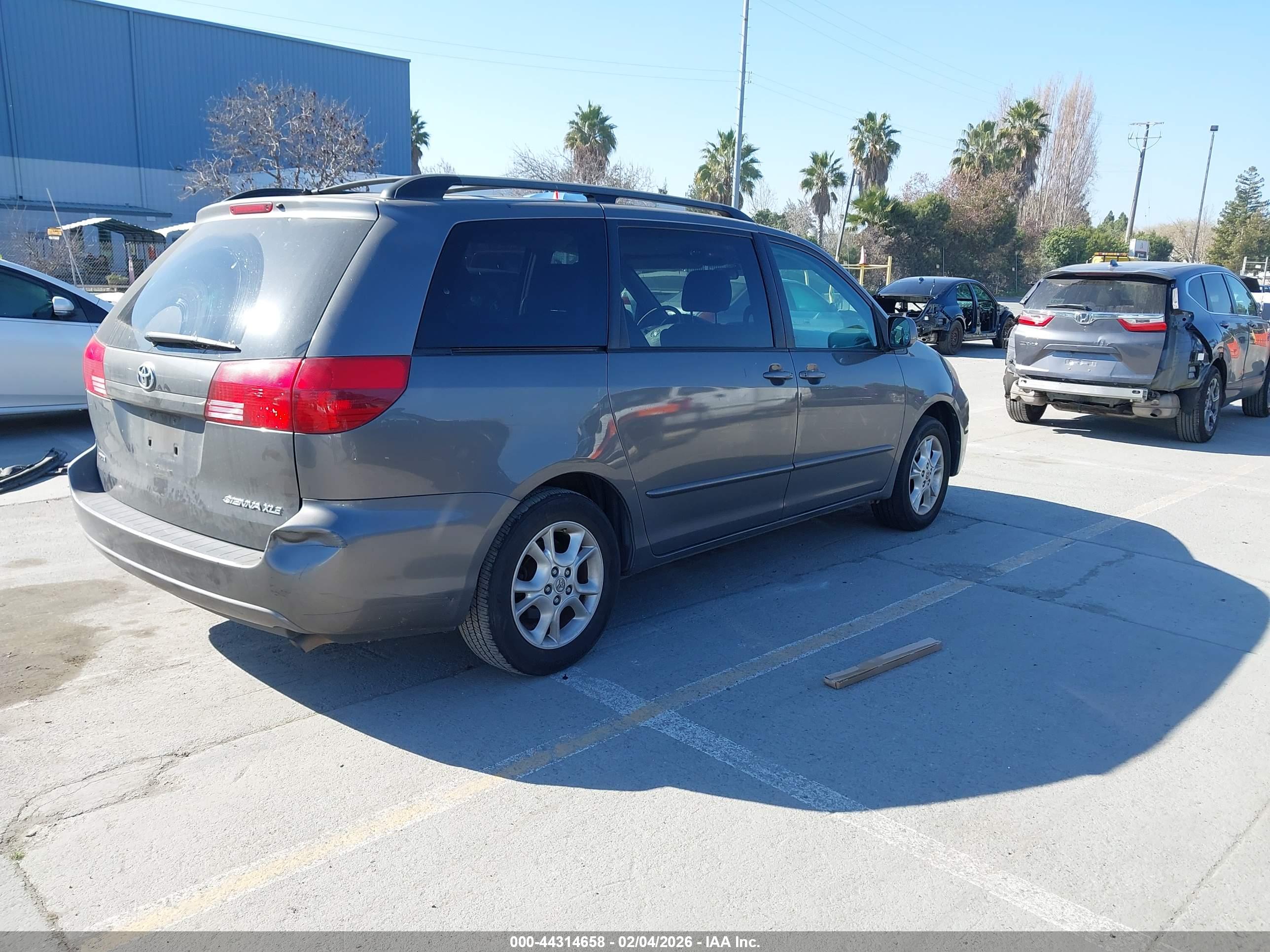 TOYOTA SIENNA image 4