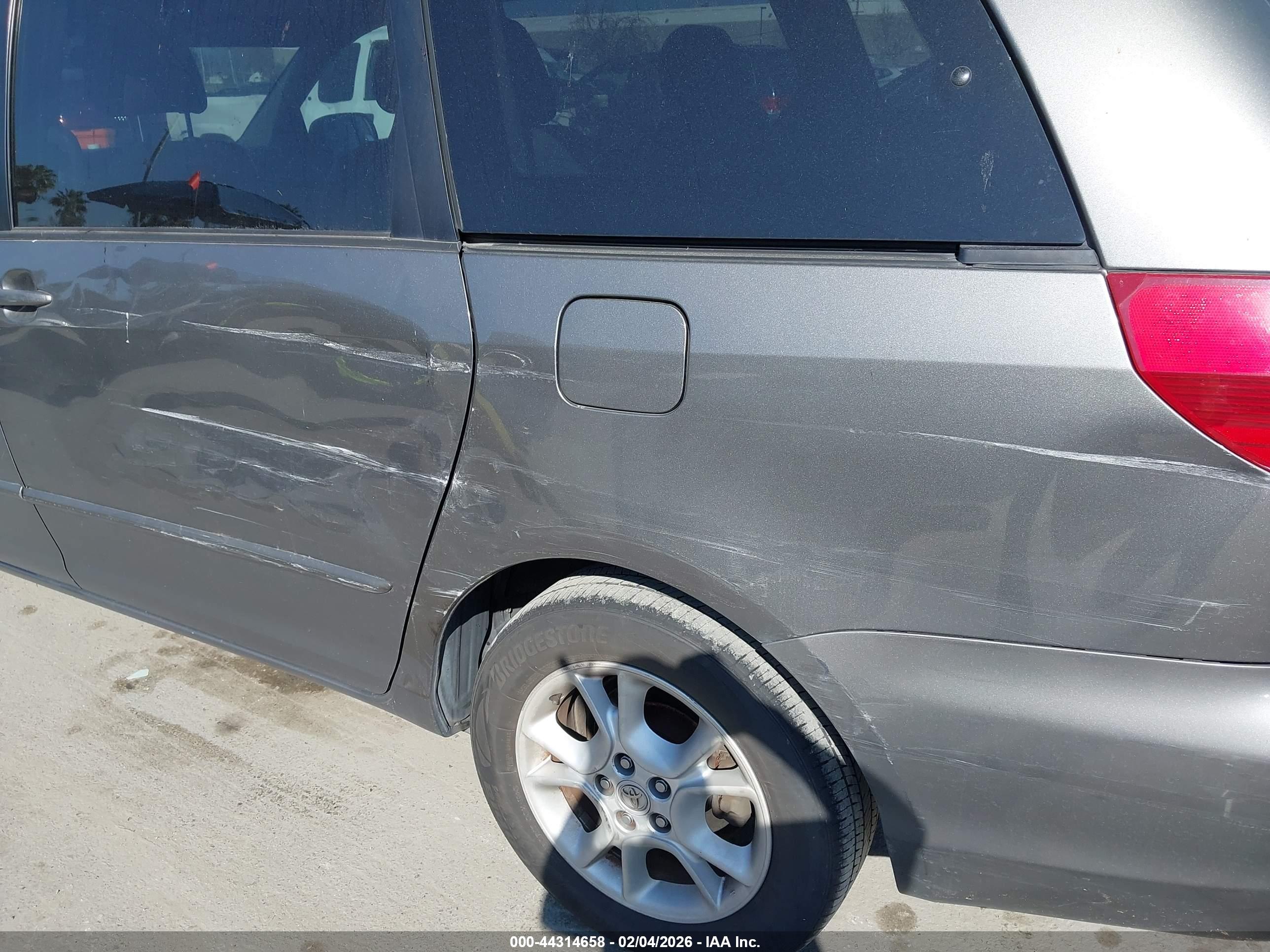 TOYOTA SIENNA image 6