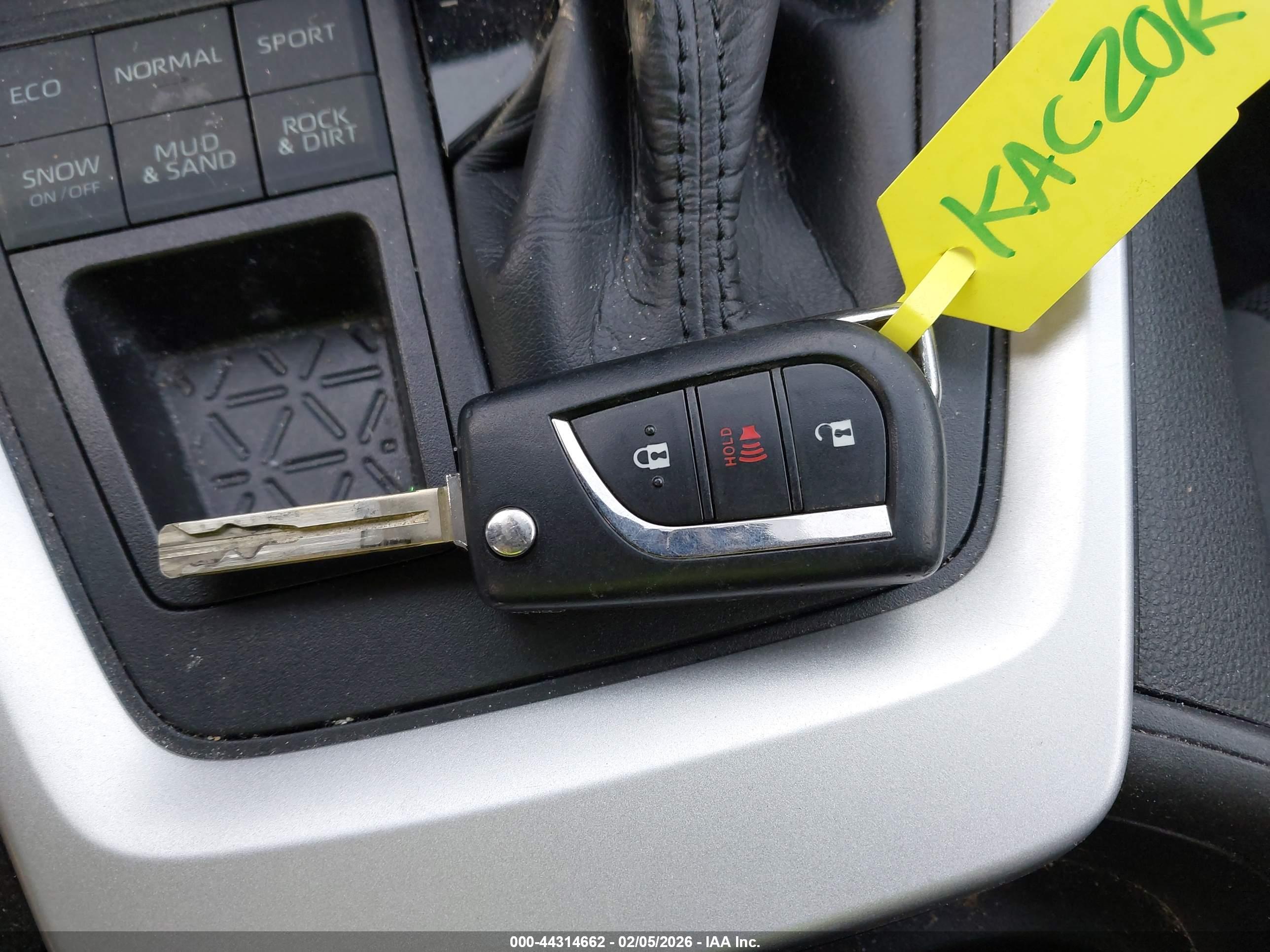 TOYOTA RAV4 image 11