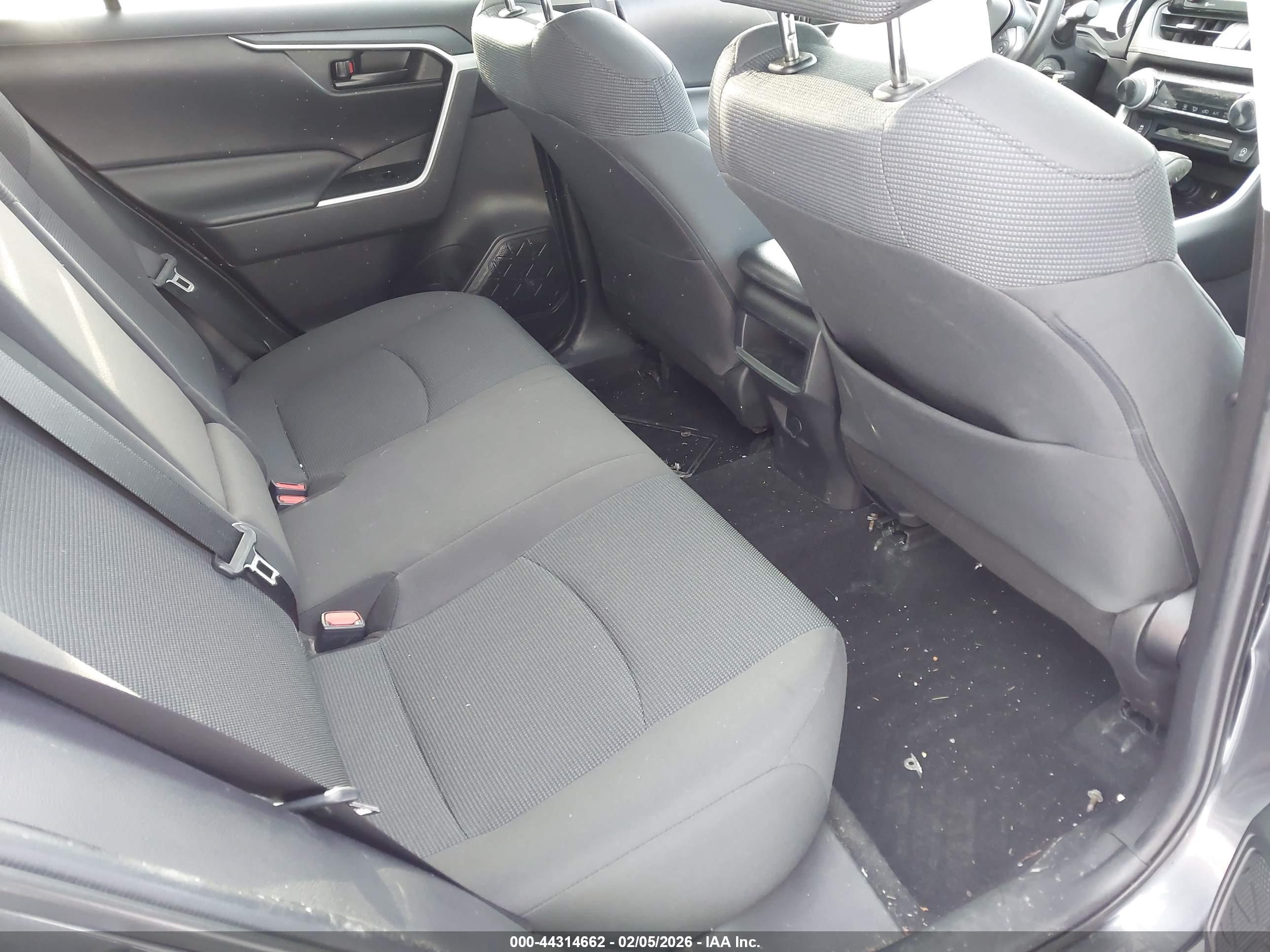TOYOTA RAV4 image 8