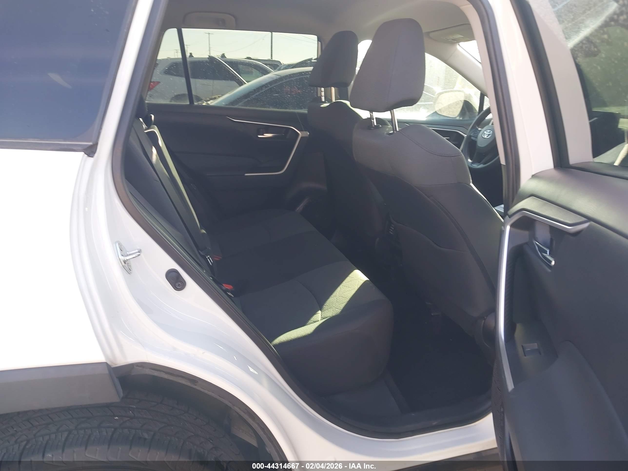 TOYOTA RAV4 image 8