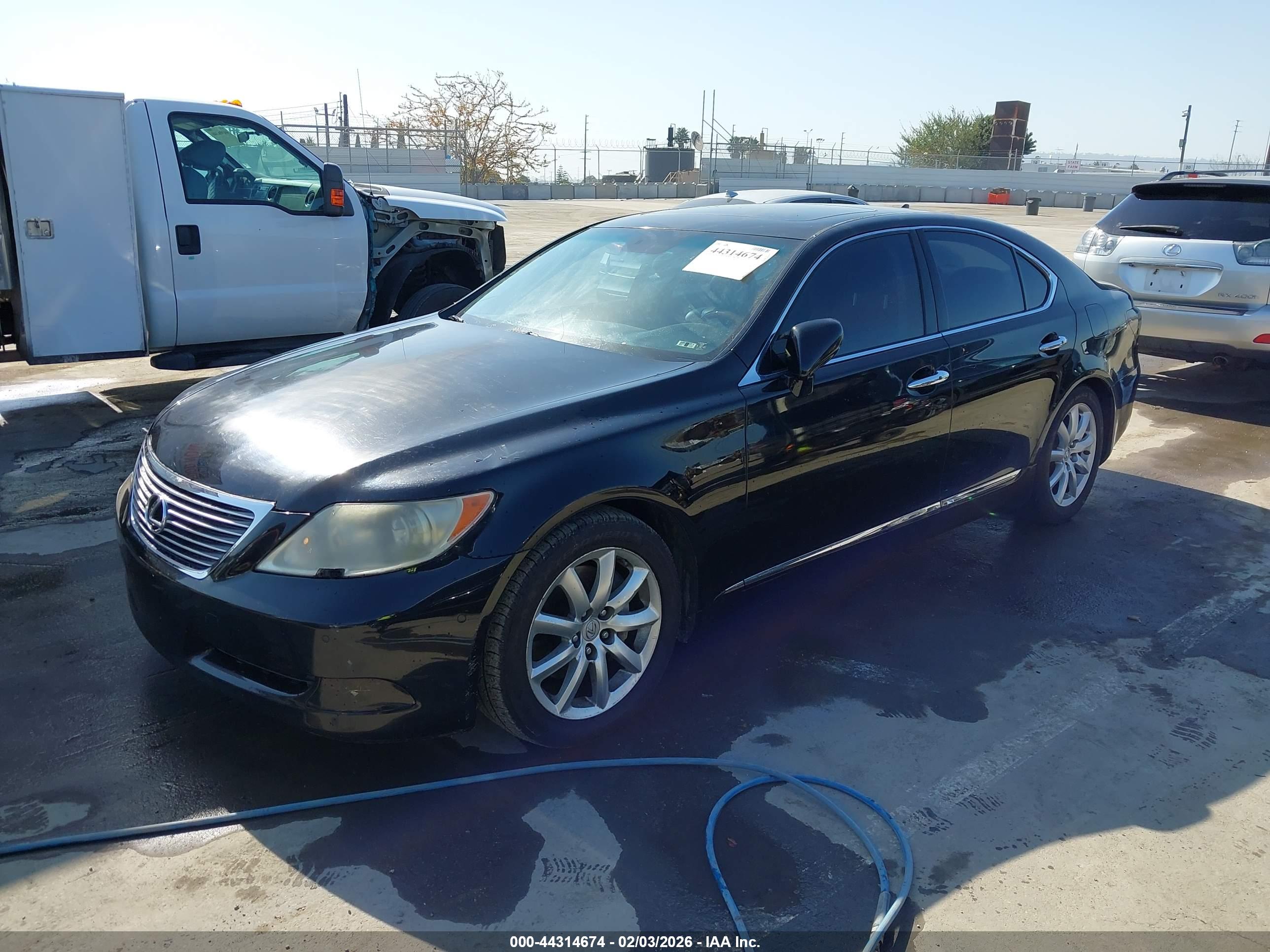 LEXUS LS image 2
