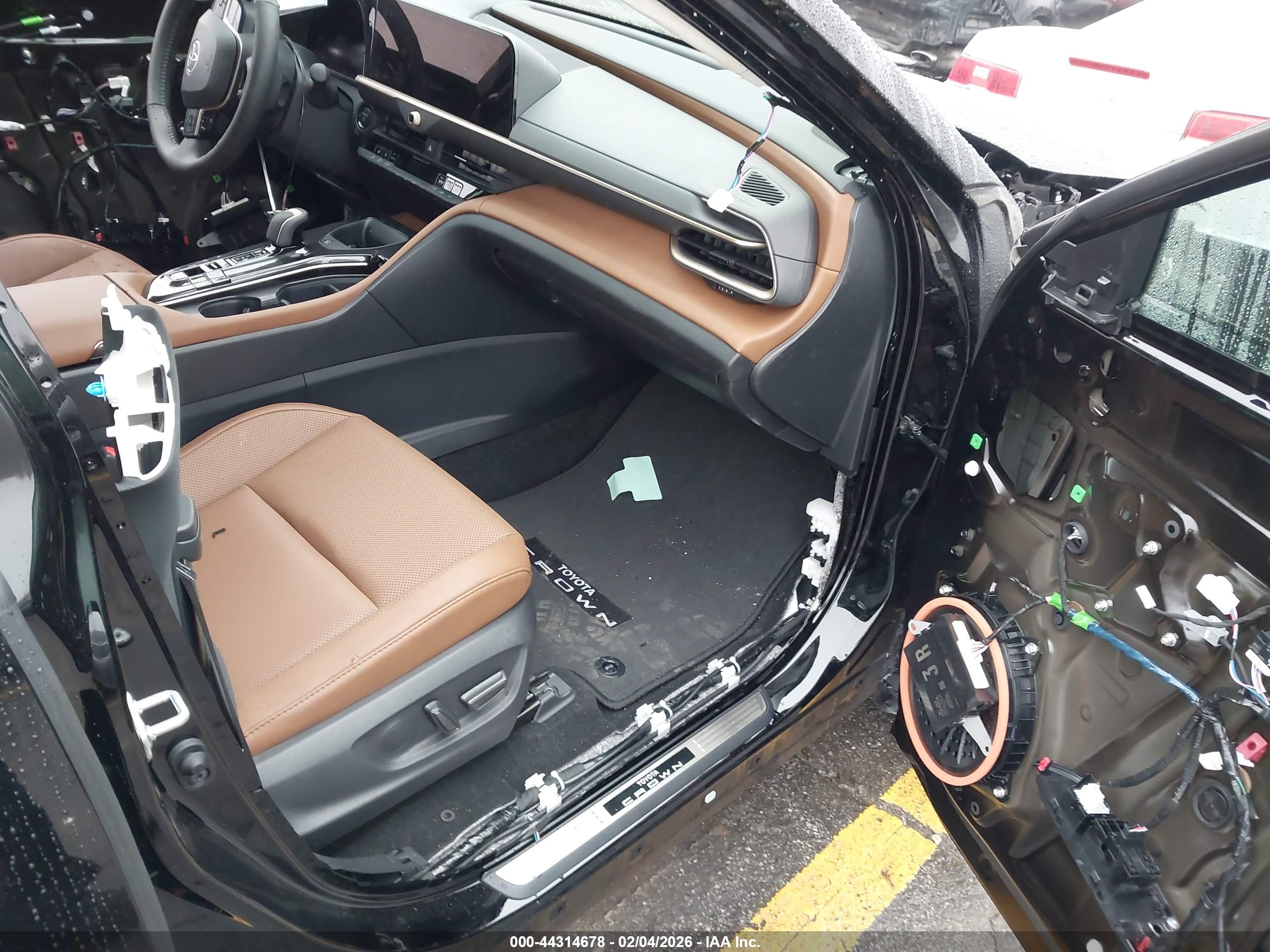 TOYOTA CROWN image 5