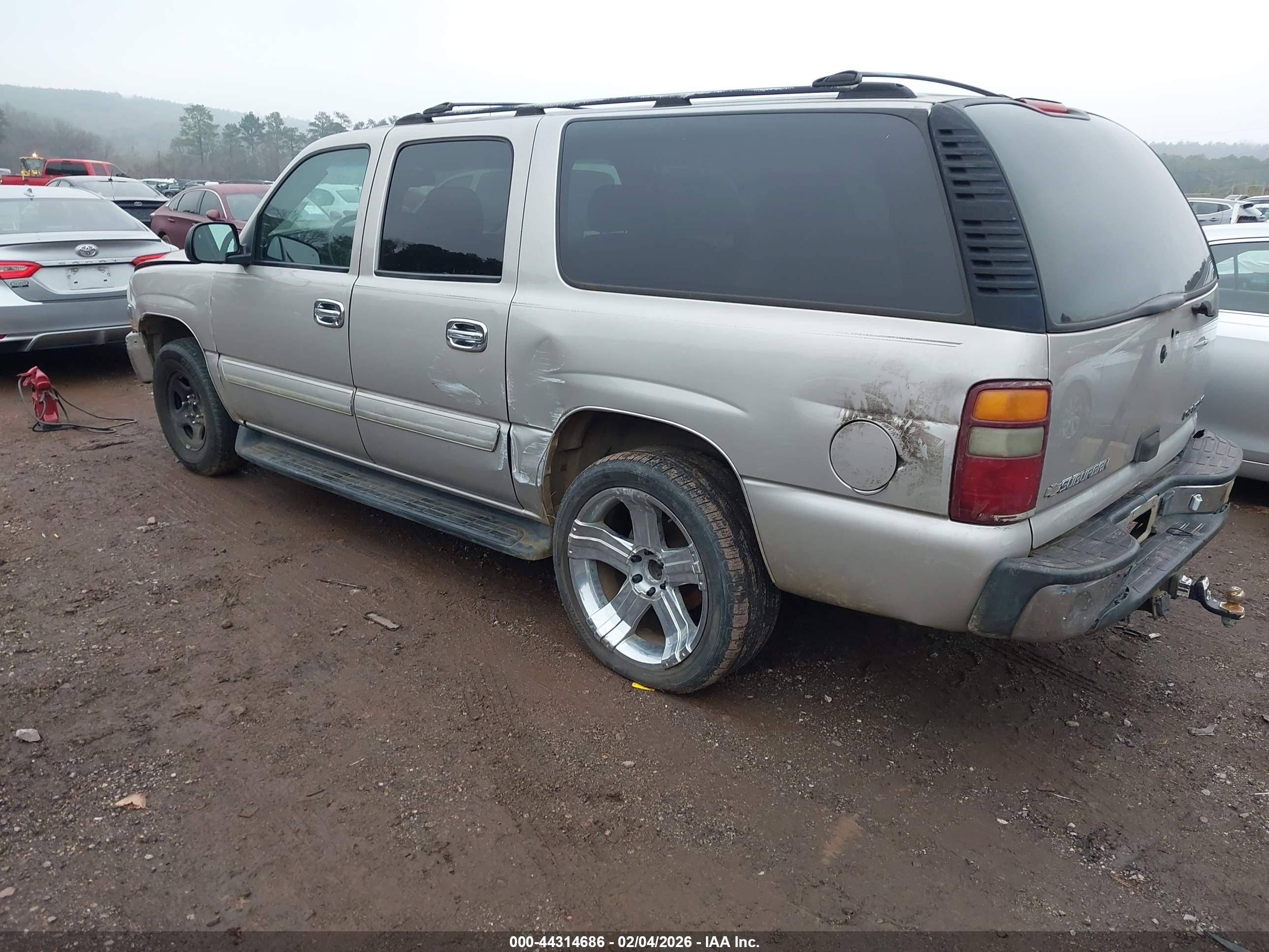 CHEVROLET SUBURBAN image 3