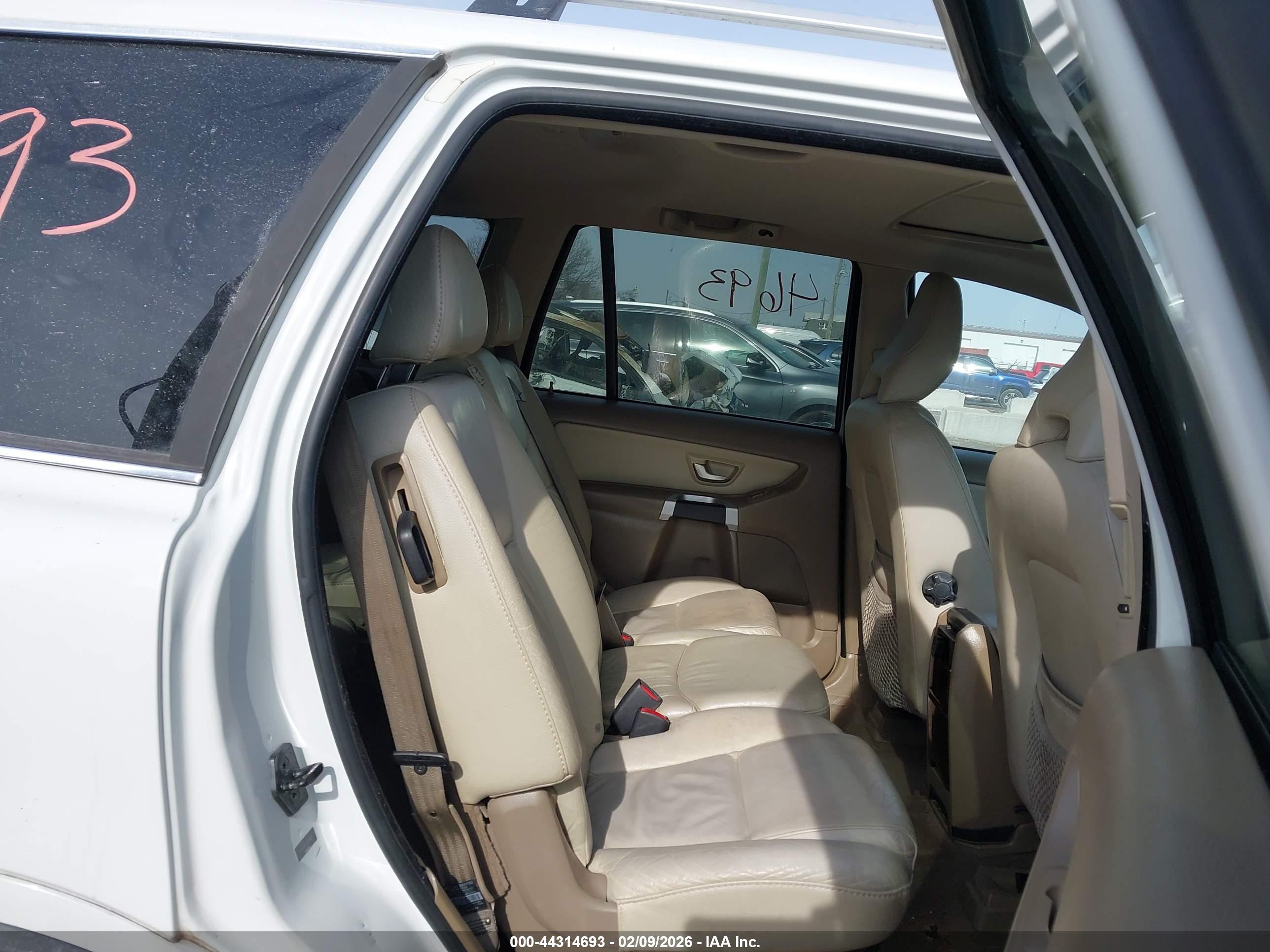 VOLVO XC90 image 8