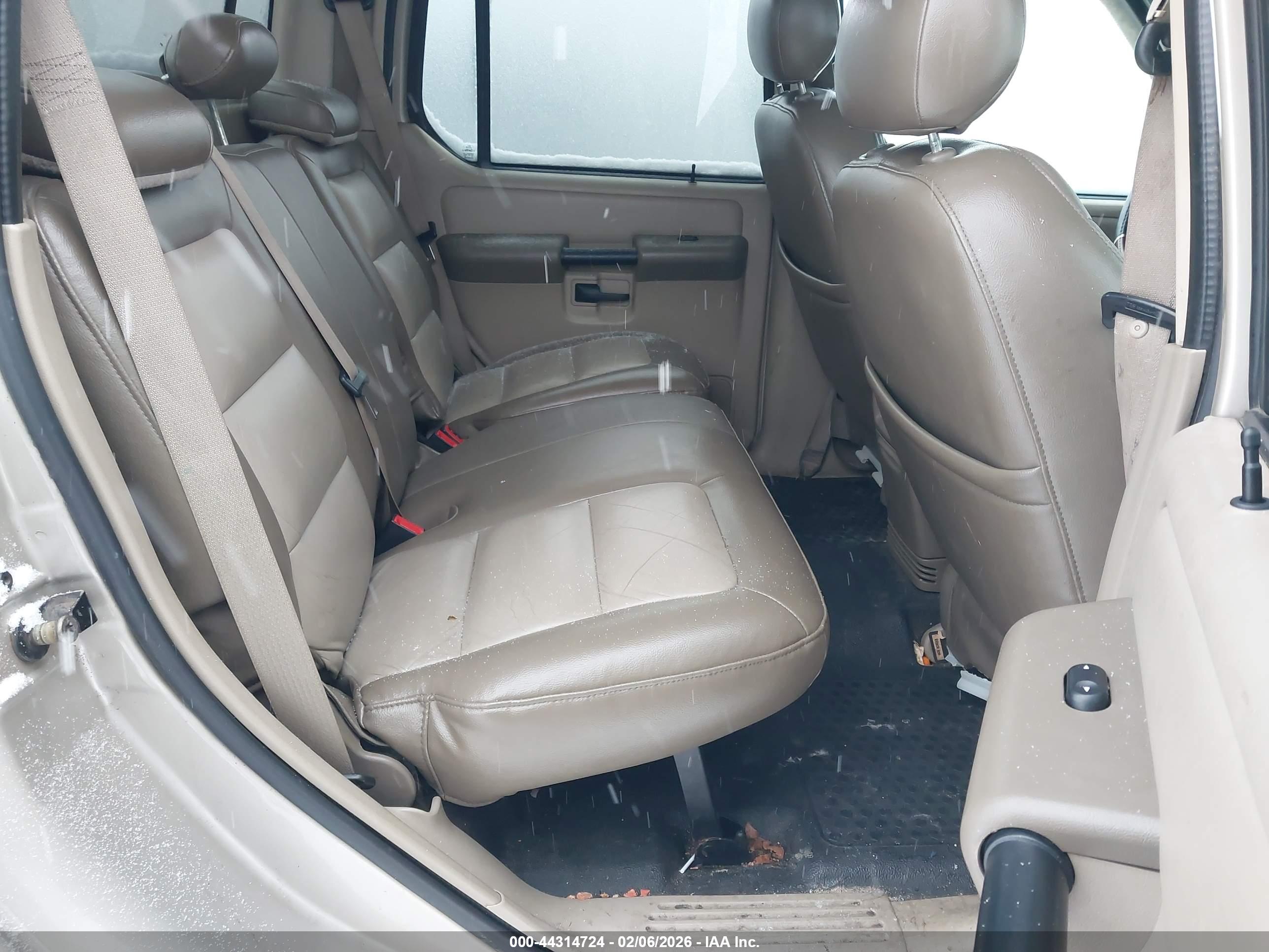 FORD EXPLORER image 8