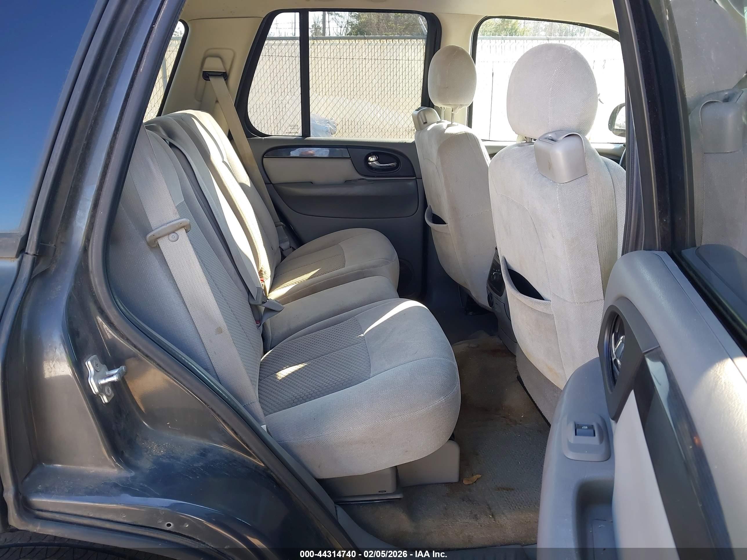 GMC ENVOY image 8