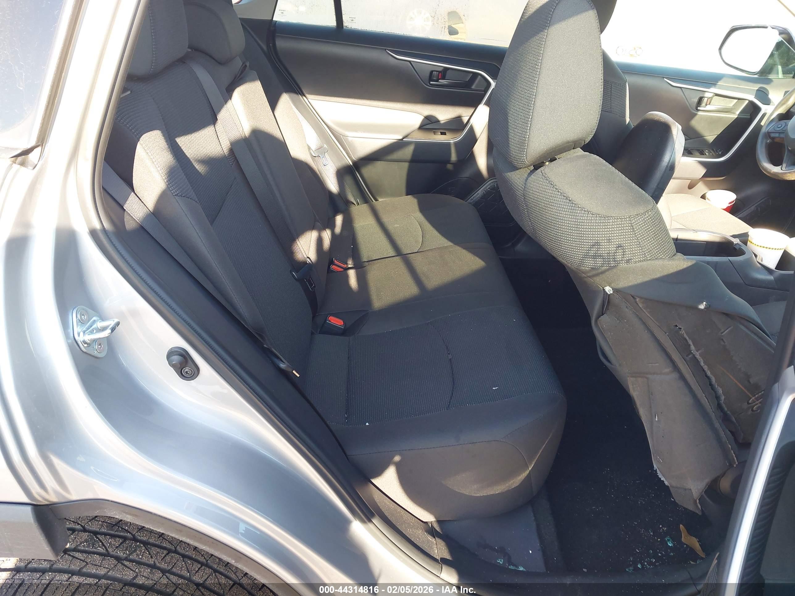 TOYOTA RAV4 image 8