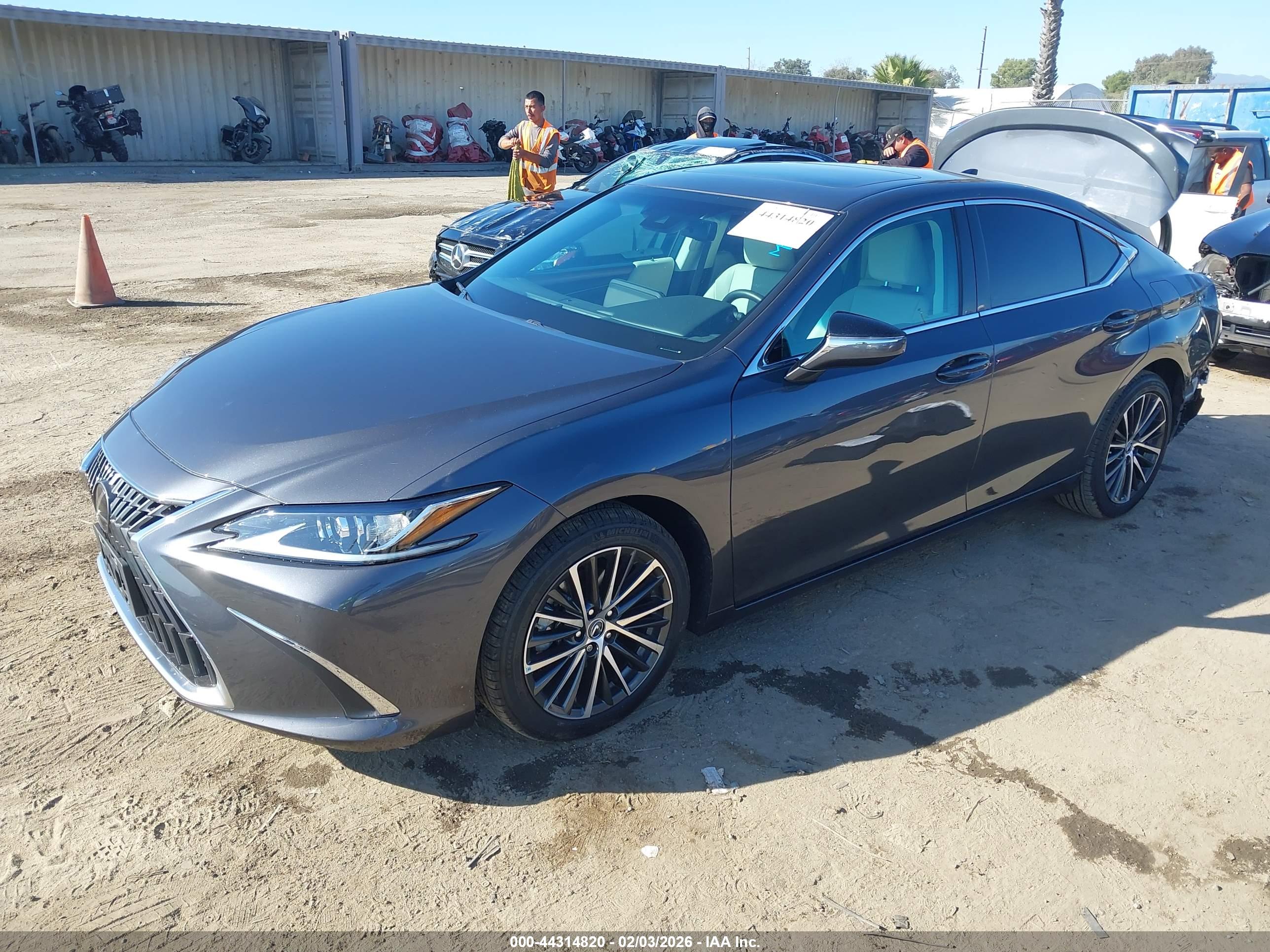 LEXUS ES image 2