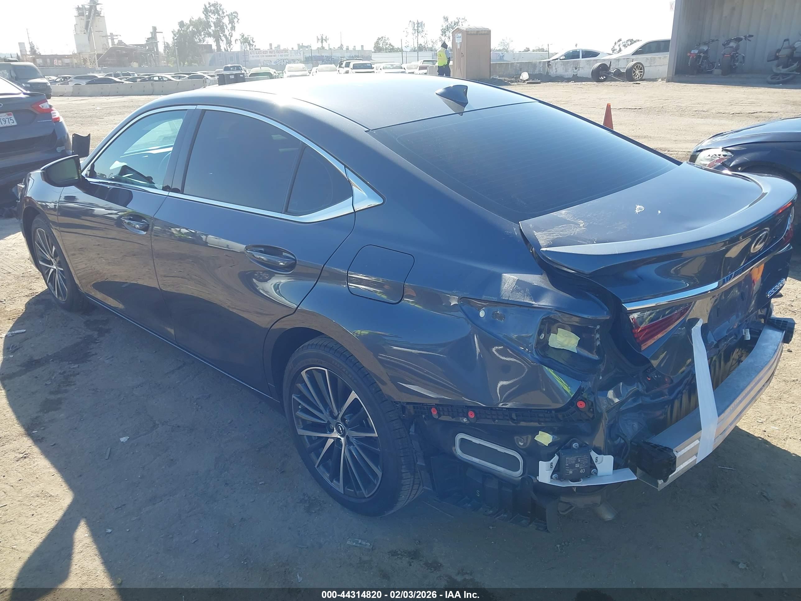 LEXUS ES image 3