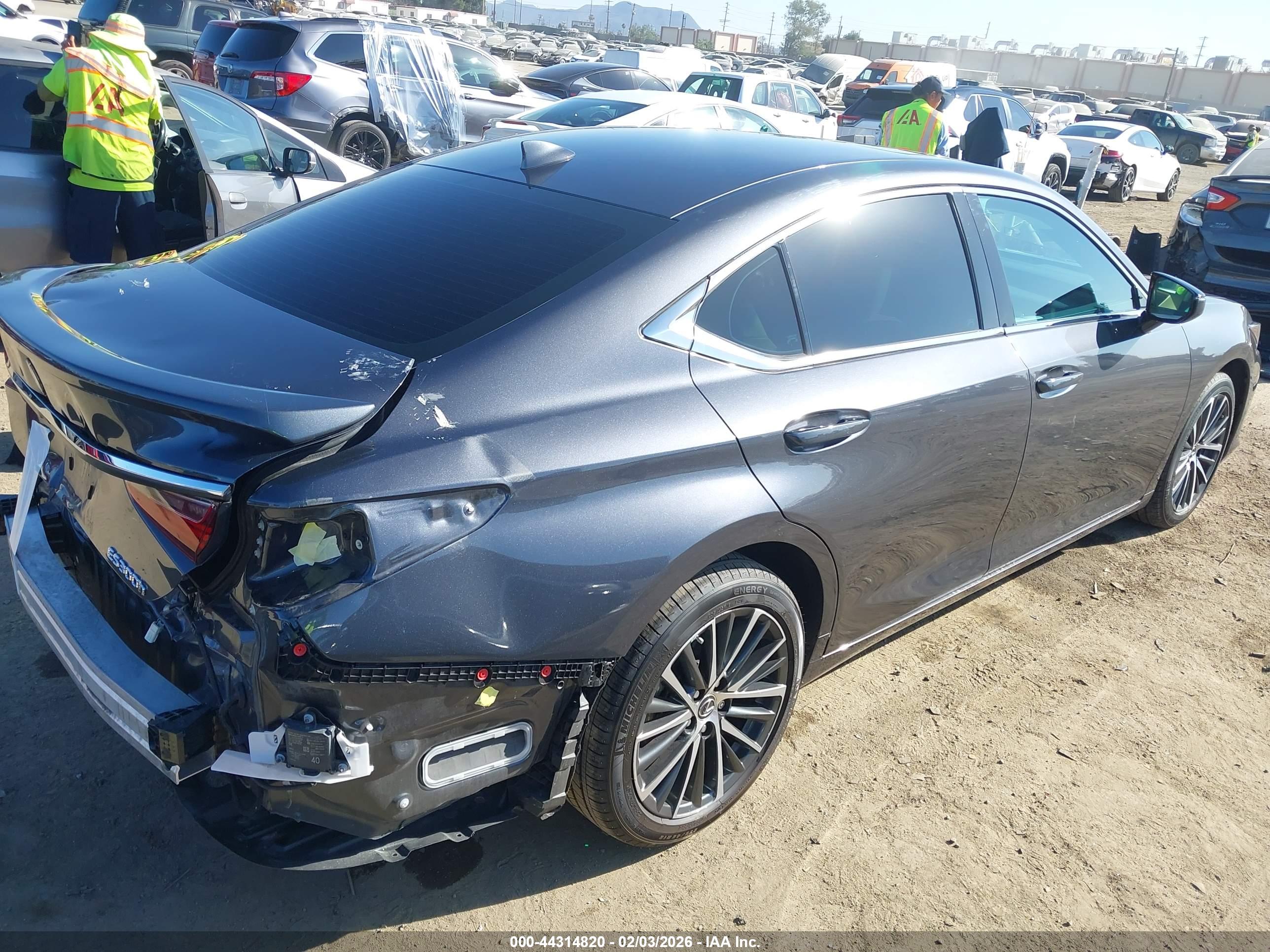 LEXUS ES image 4