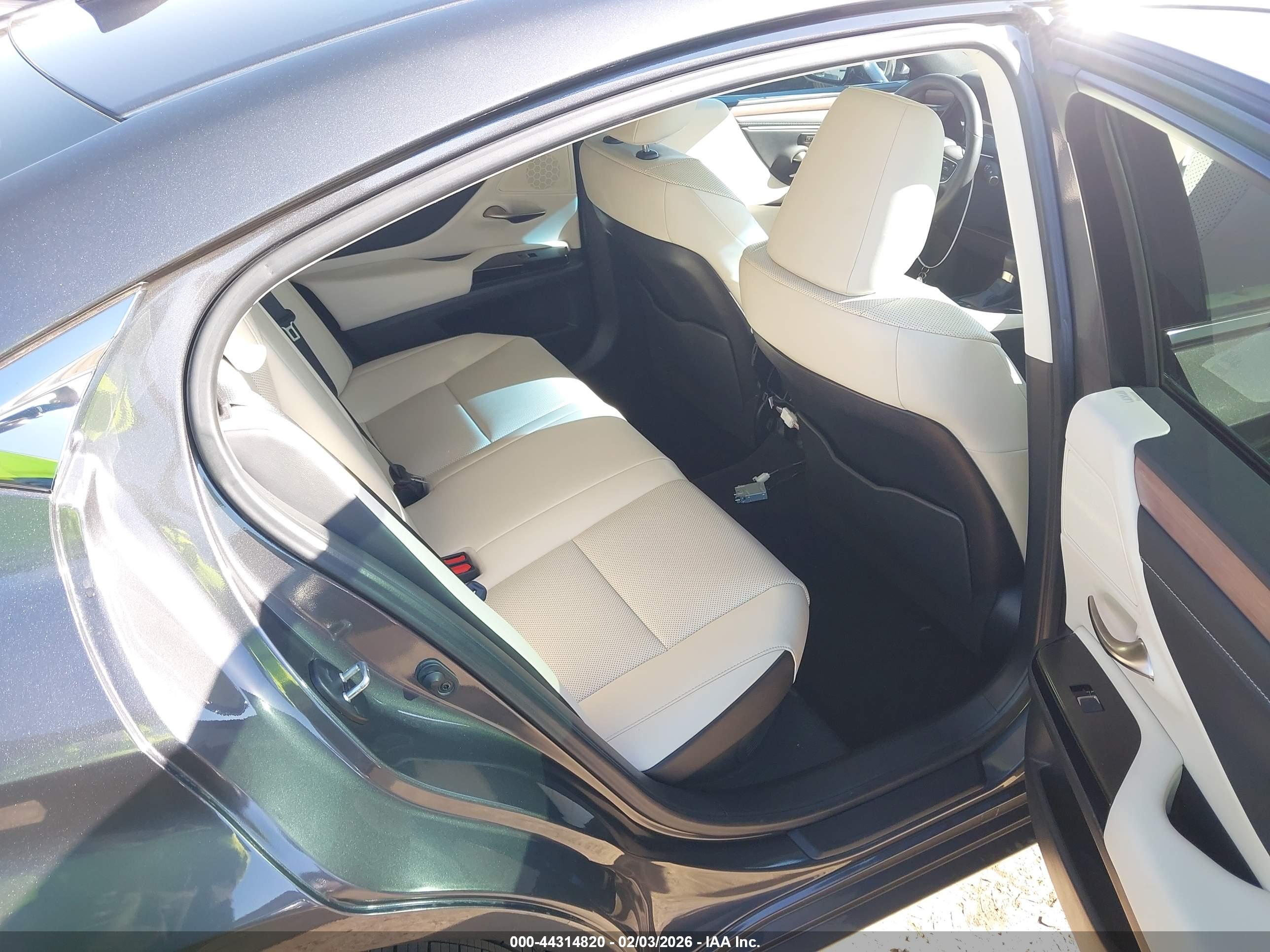 LEXUS ES image 8