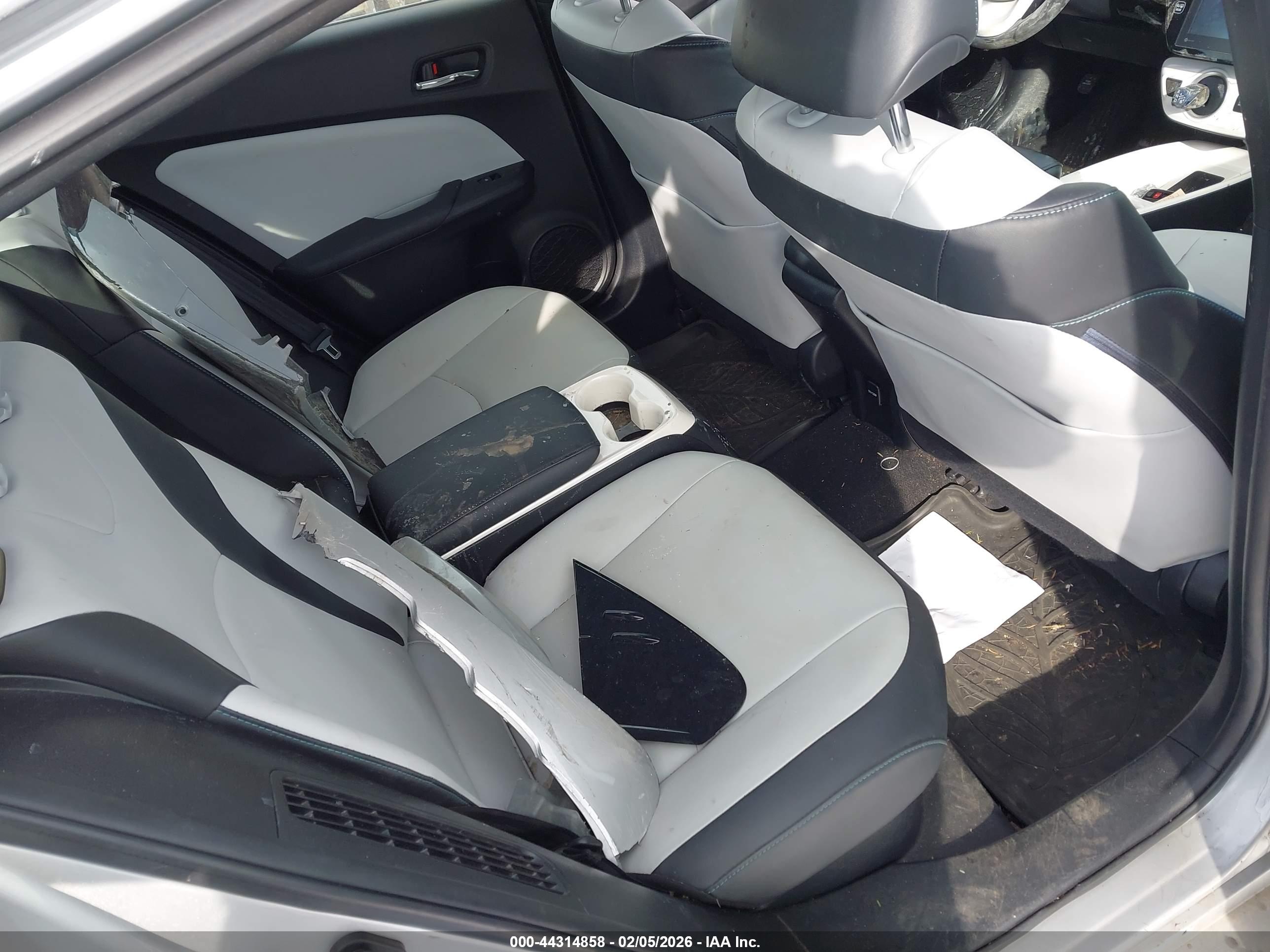 TOYOTA PRIUS image 8