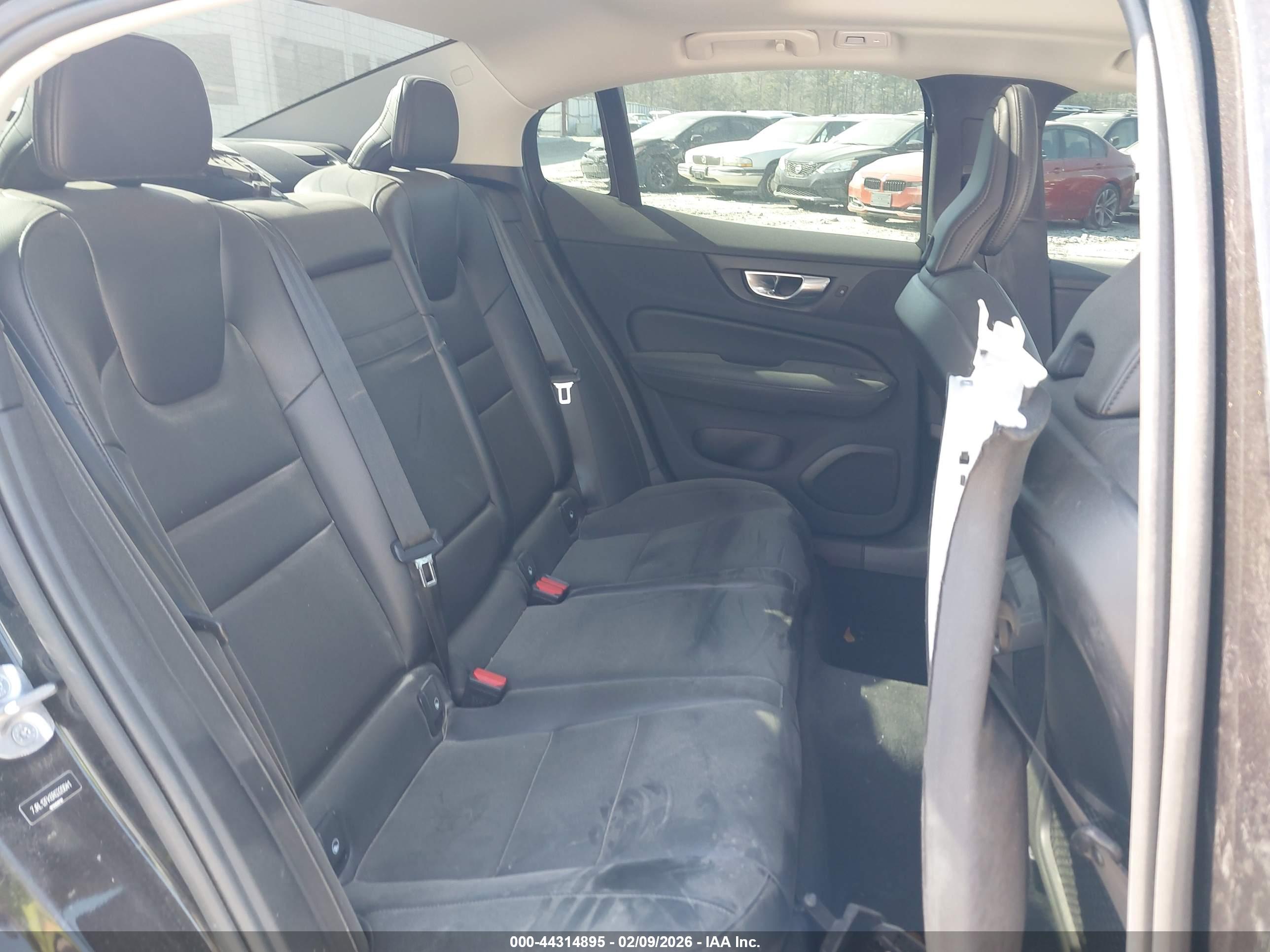 VOLVO S60 image 8