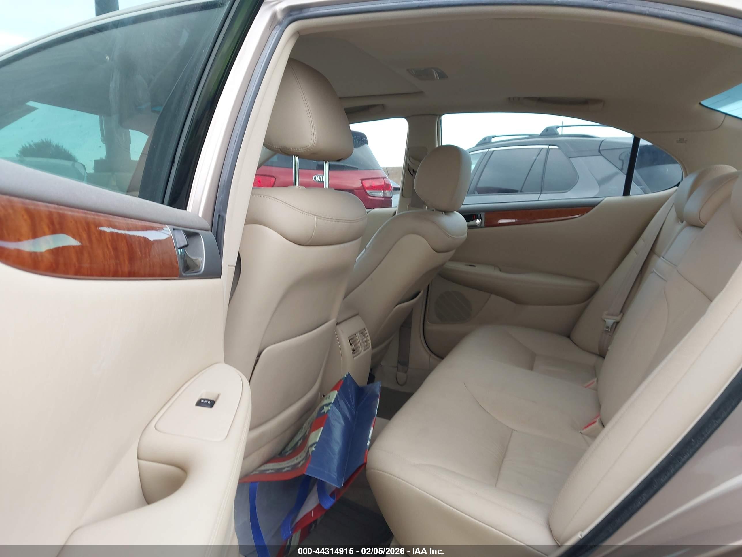 LEXUS ES image 8