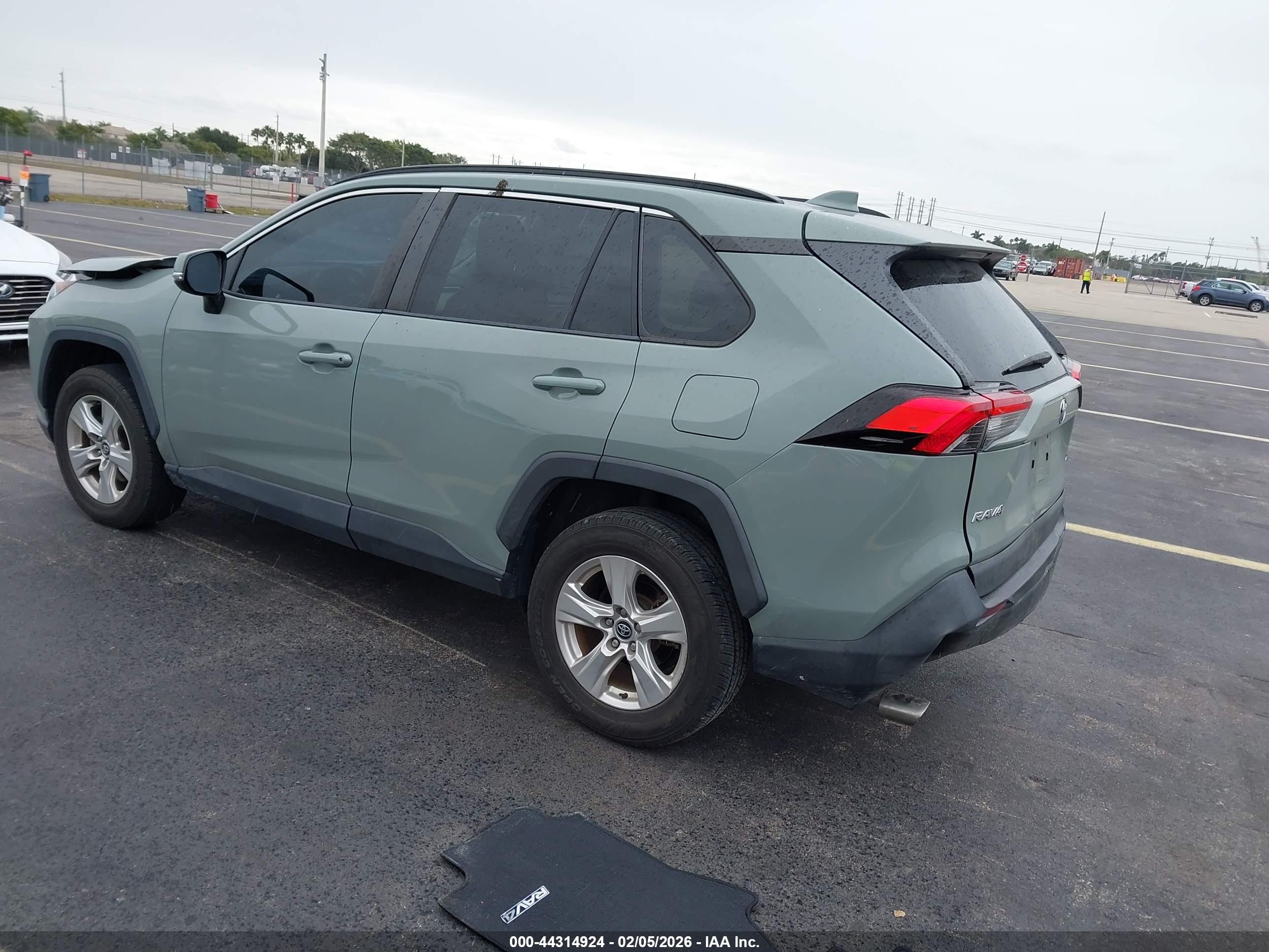 TOYOTA RAV4 image 3