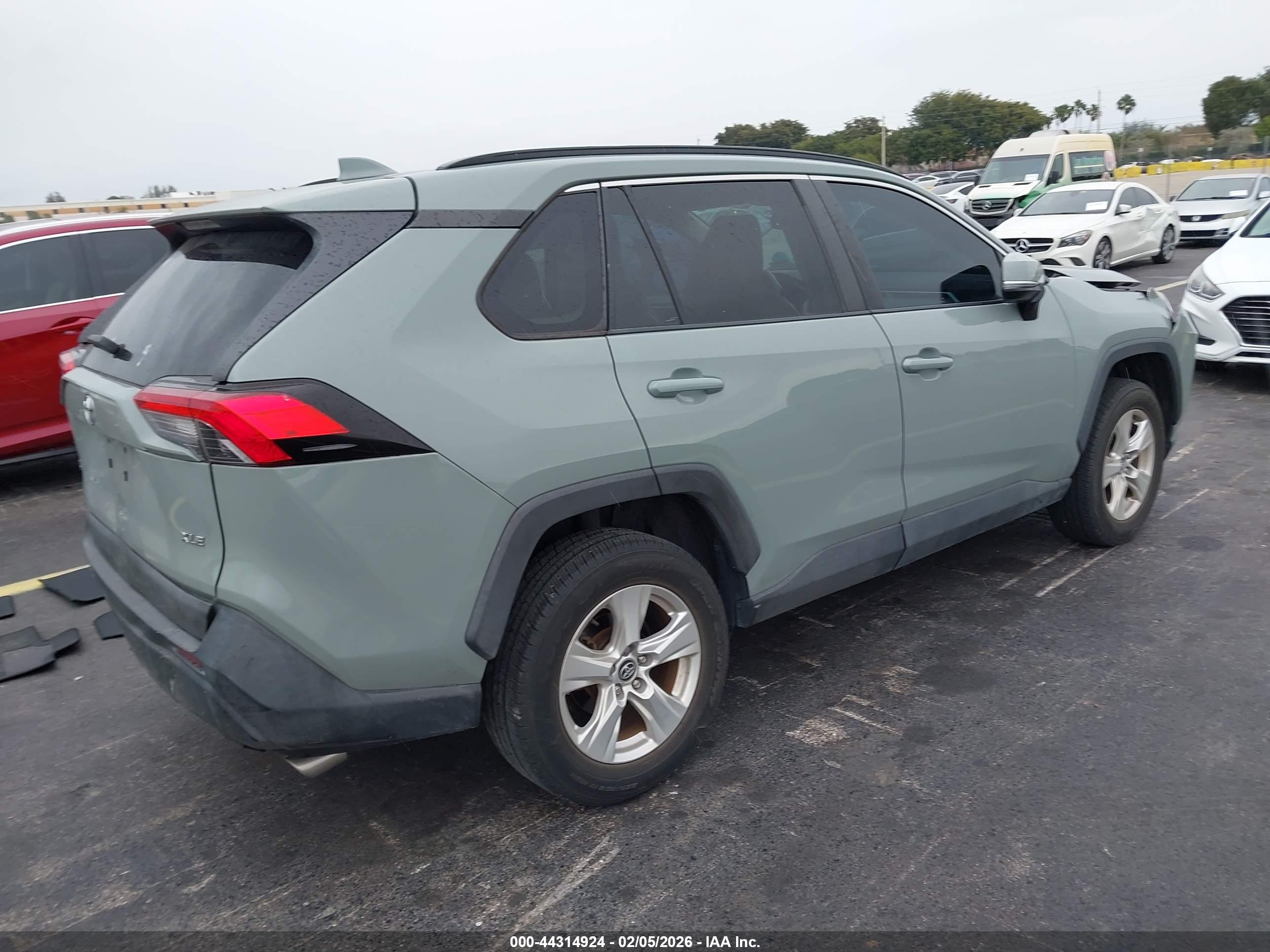 TOYOTA RAV4 image 4