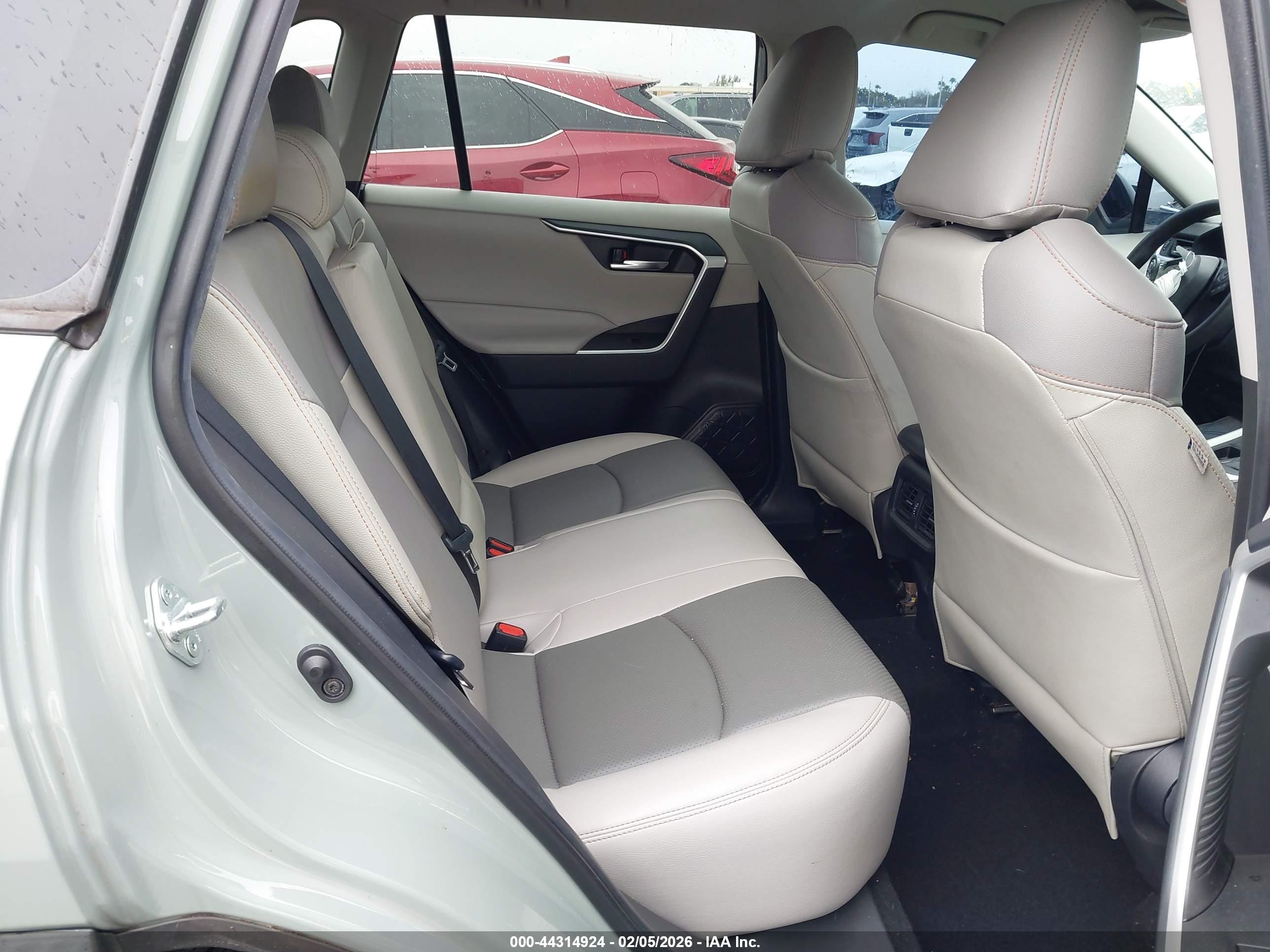 TOYOTA RAV4 image 8