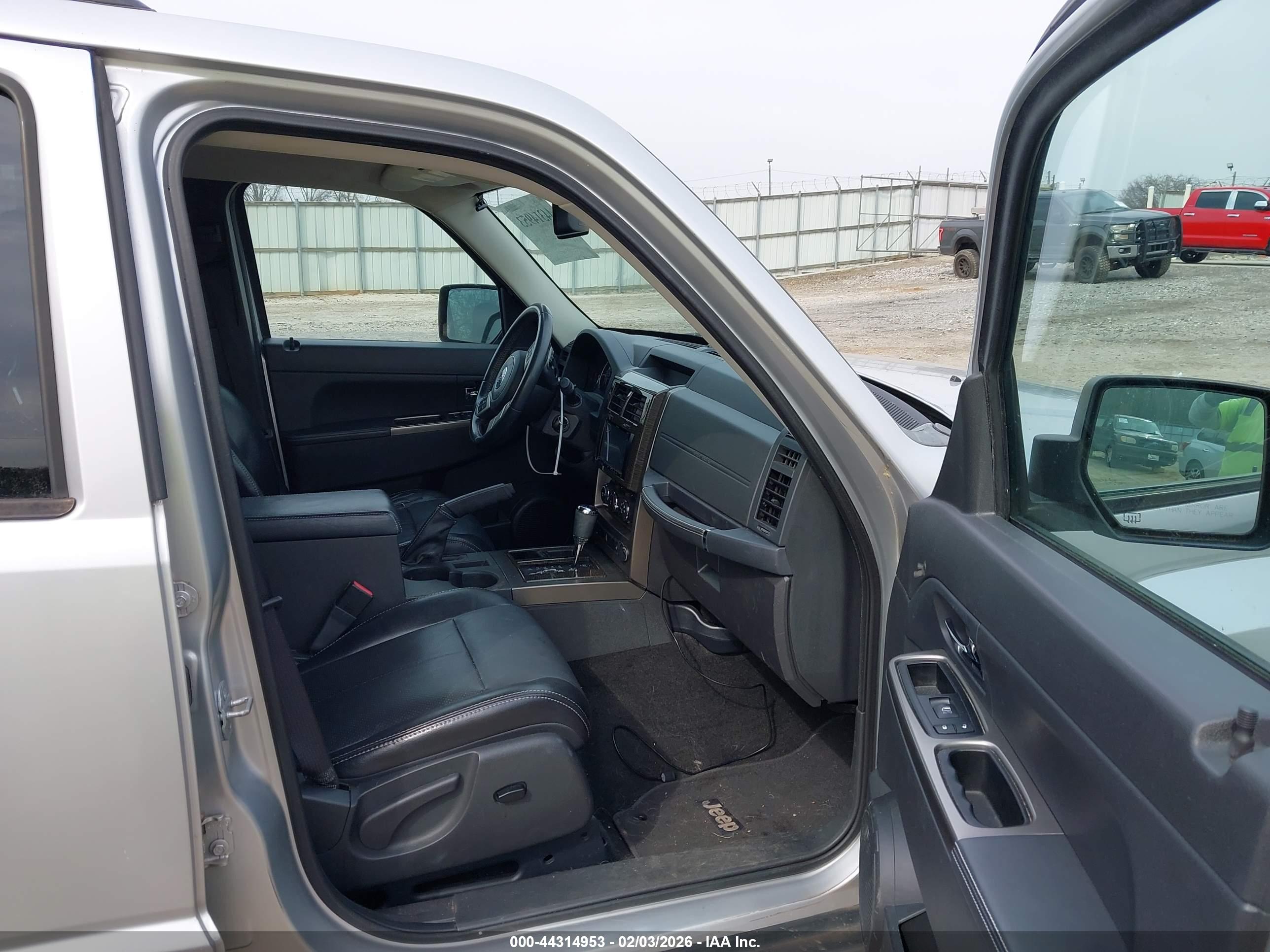 JEEP LIBERTY image 5