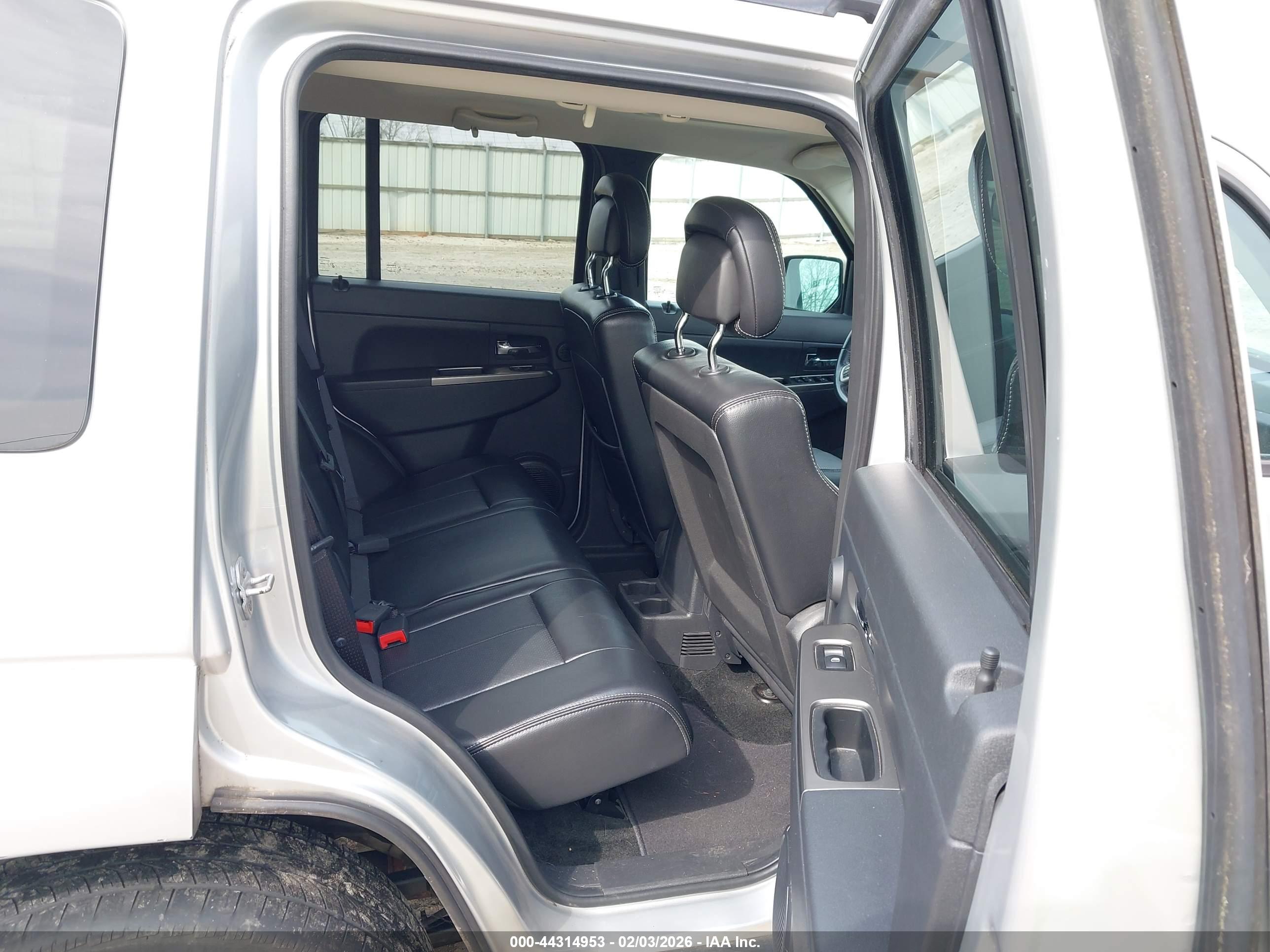 JEEP LIBERTY image 8