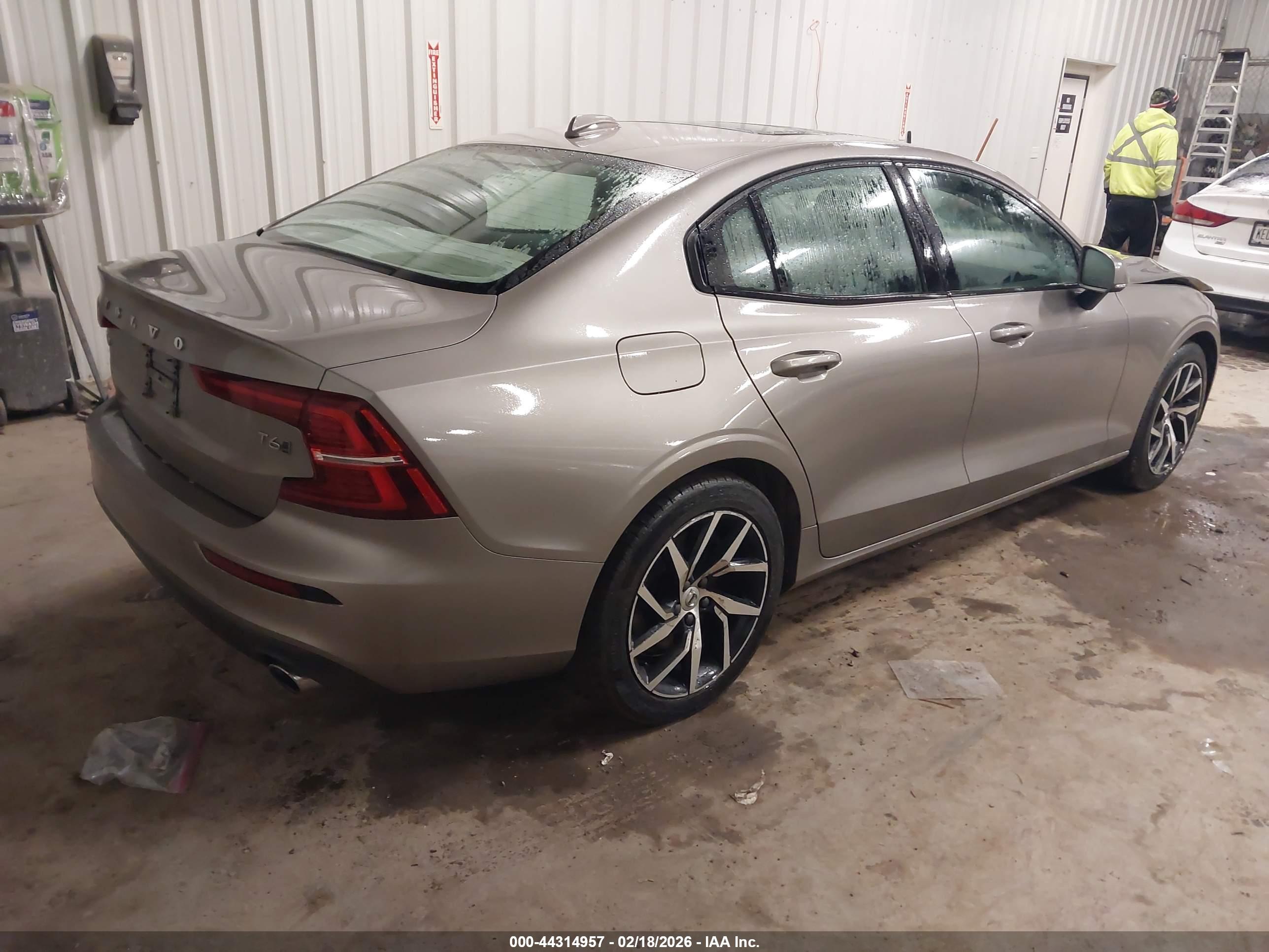 VOLVO S60 image 4