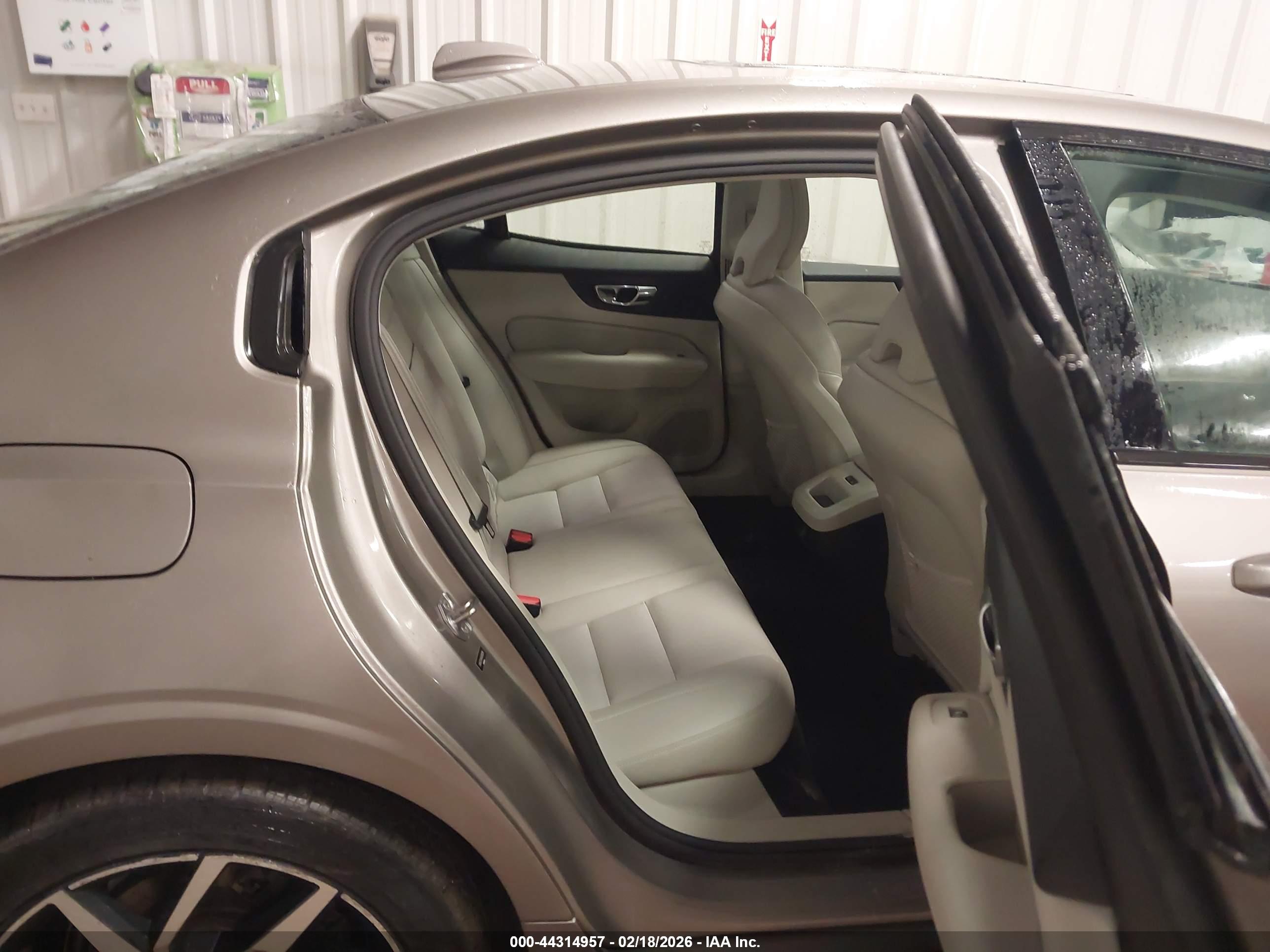 VOLVO S60 image 8