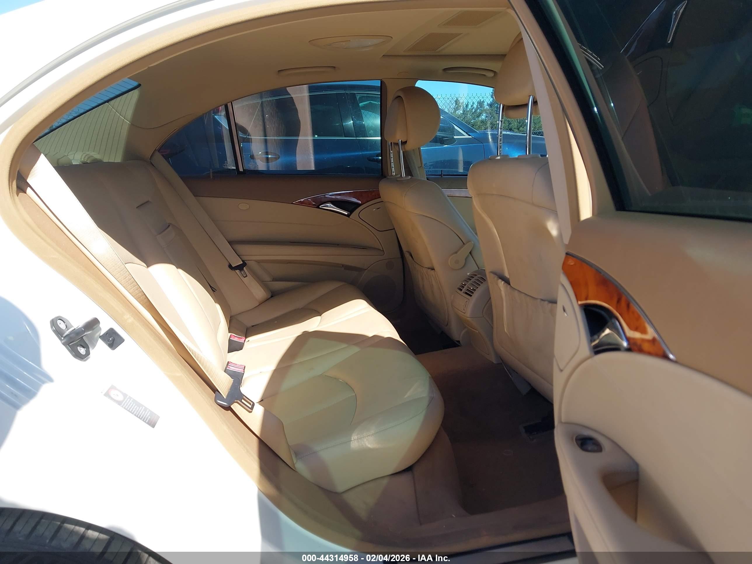 MERCEDES-BENZ E image 8
