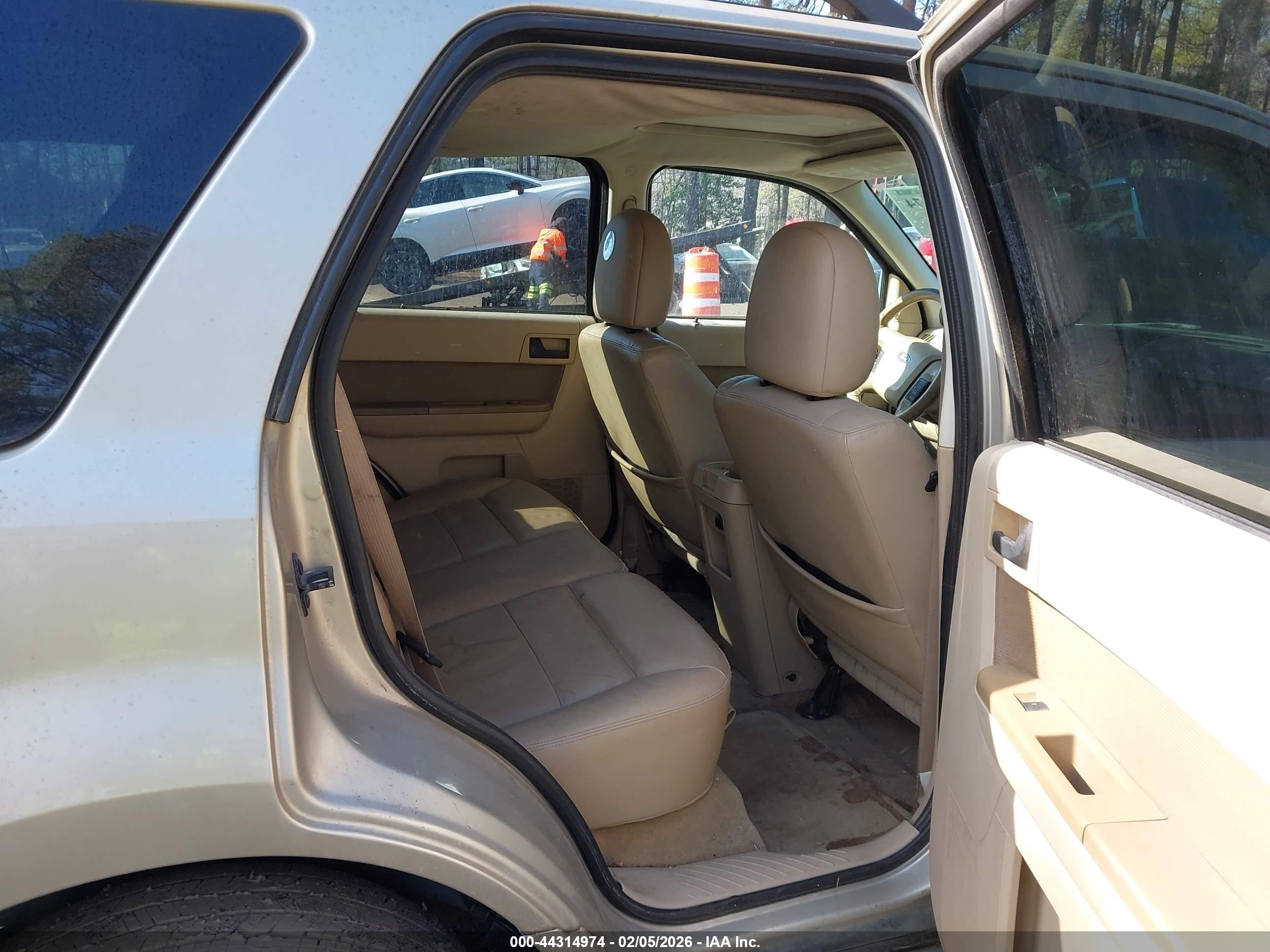 FORD ESCAPE image 8