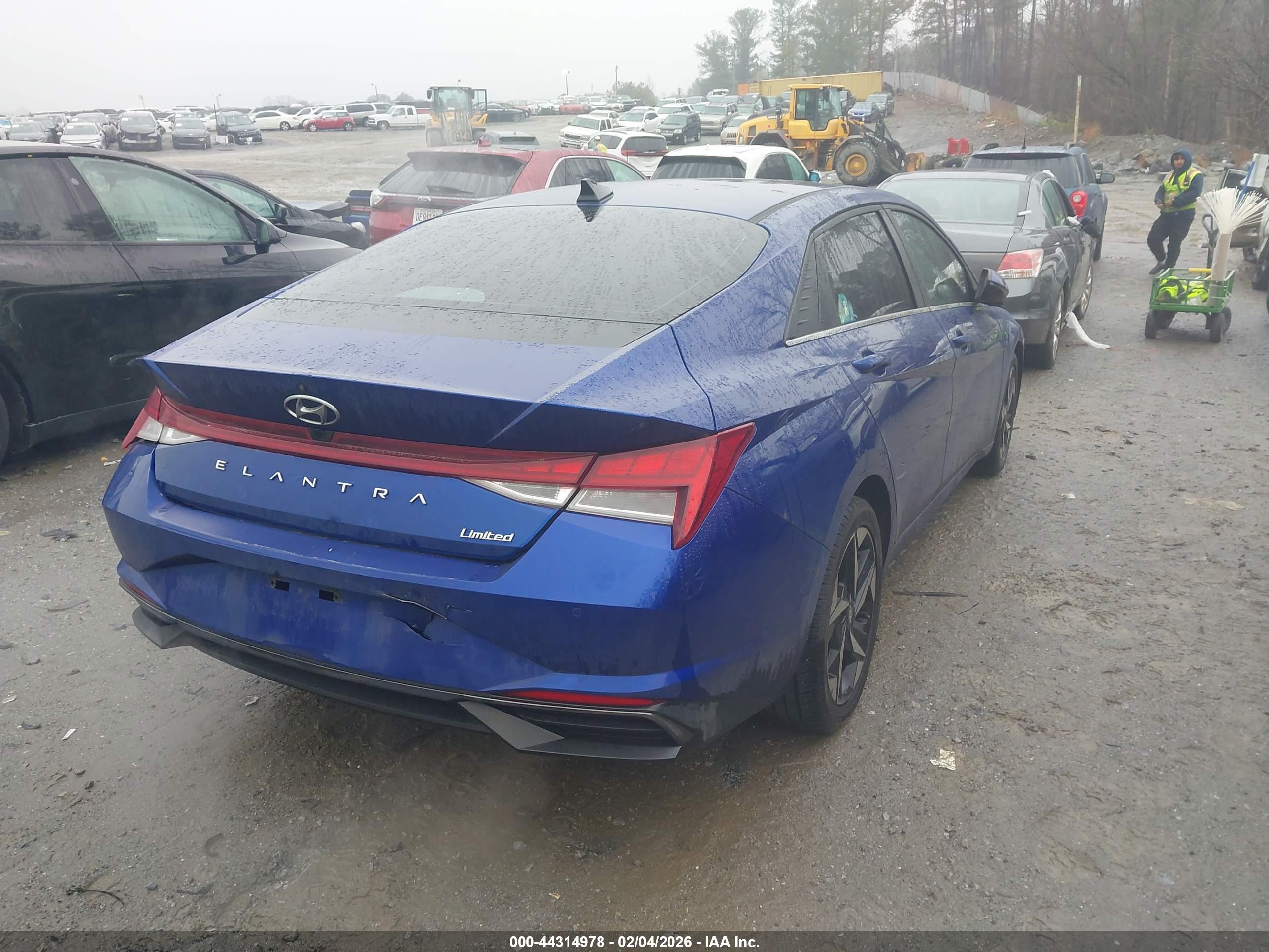 HYUNDAI ELANTRA image 4