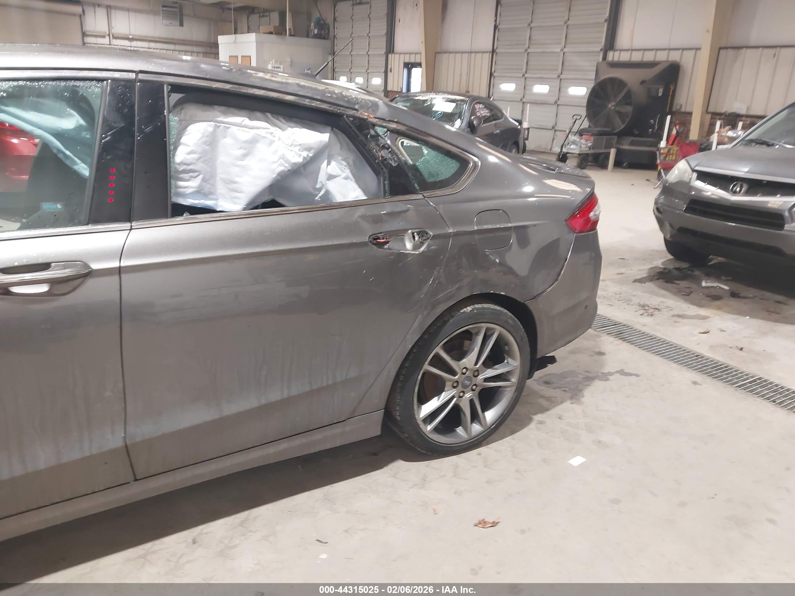 FORD FUSION image 6