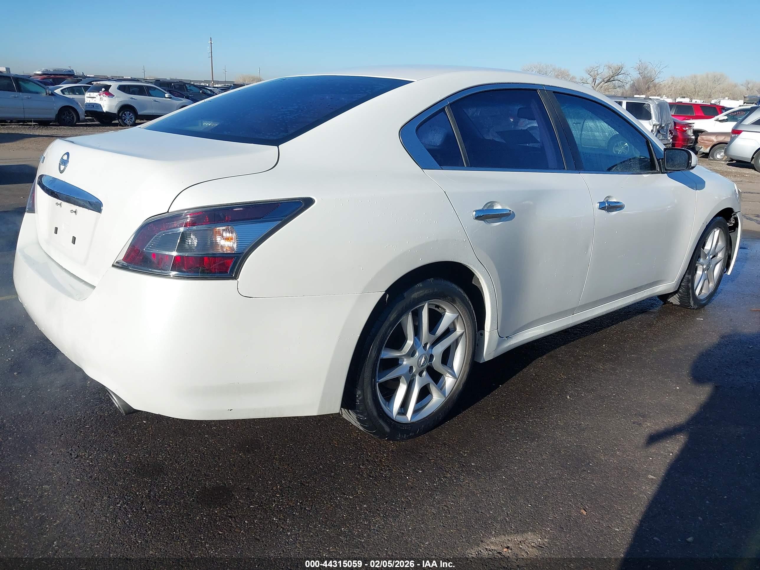 NISSAN MAXIMA image 4