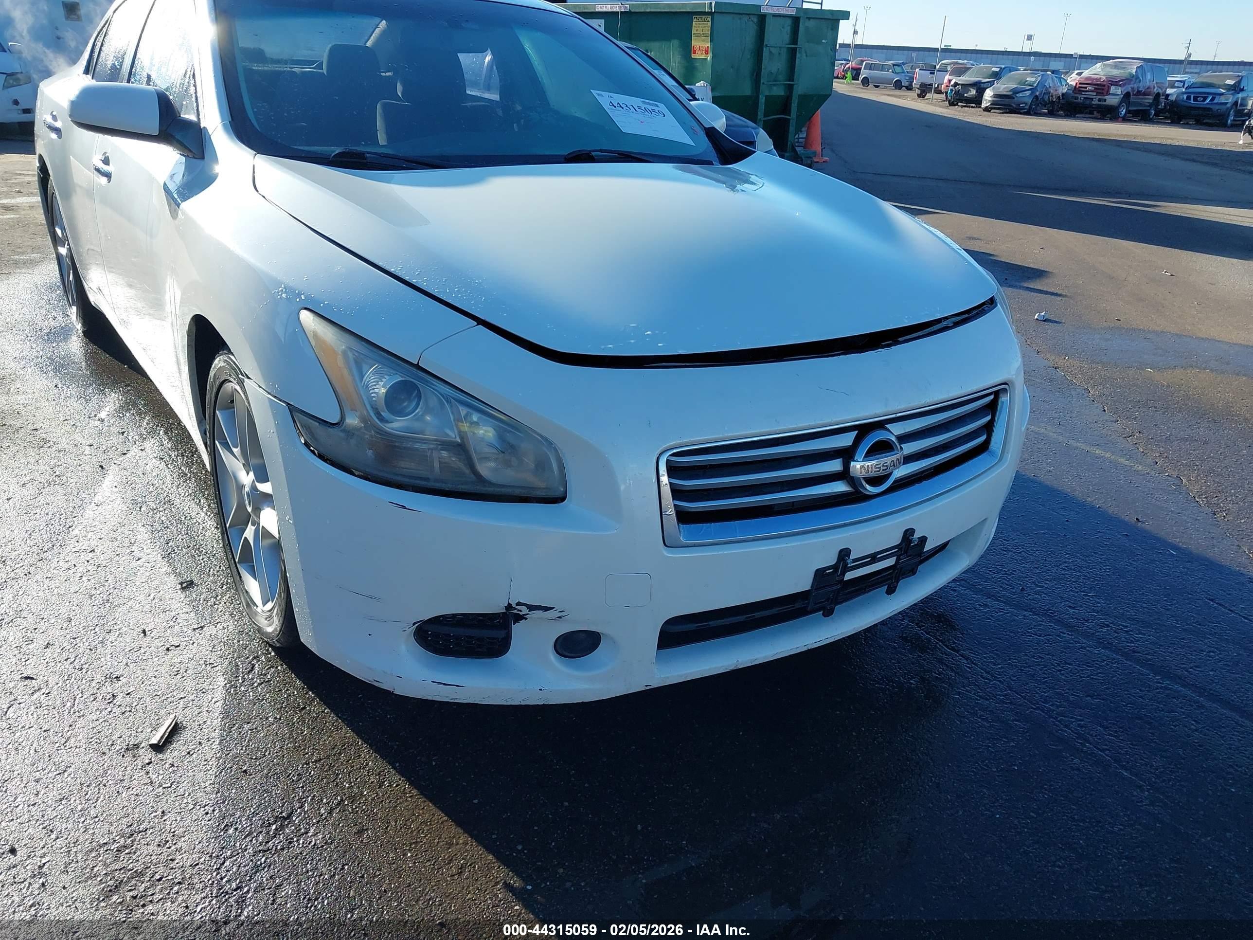 NISSAN MAXIMA image 6