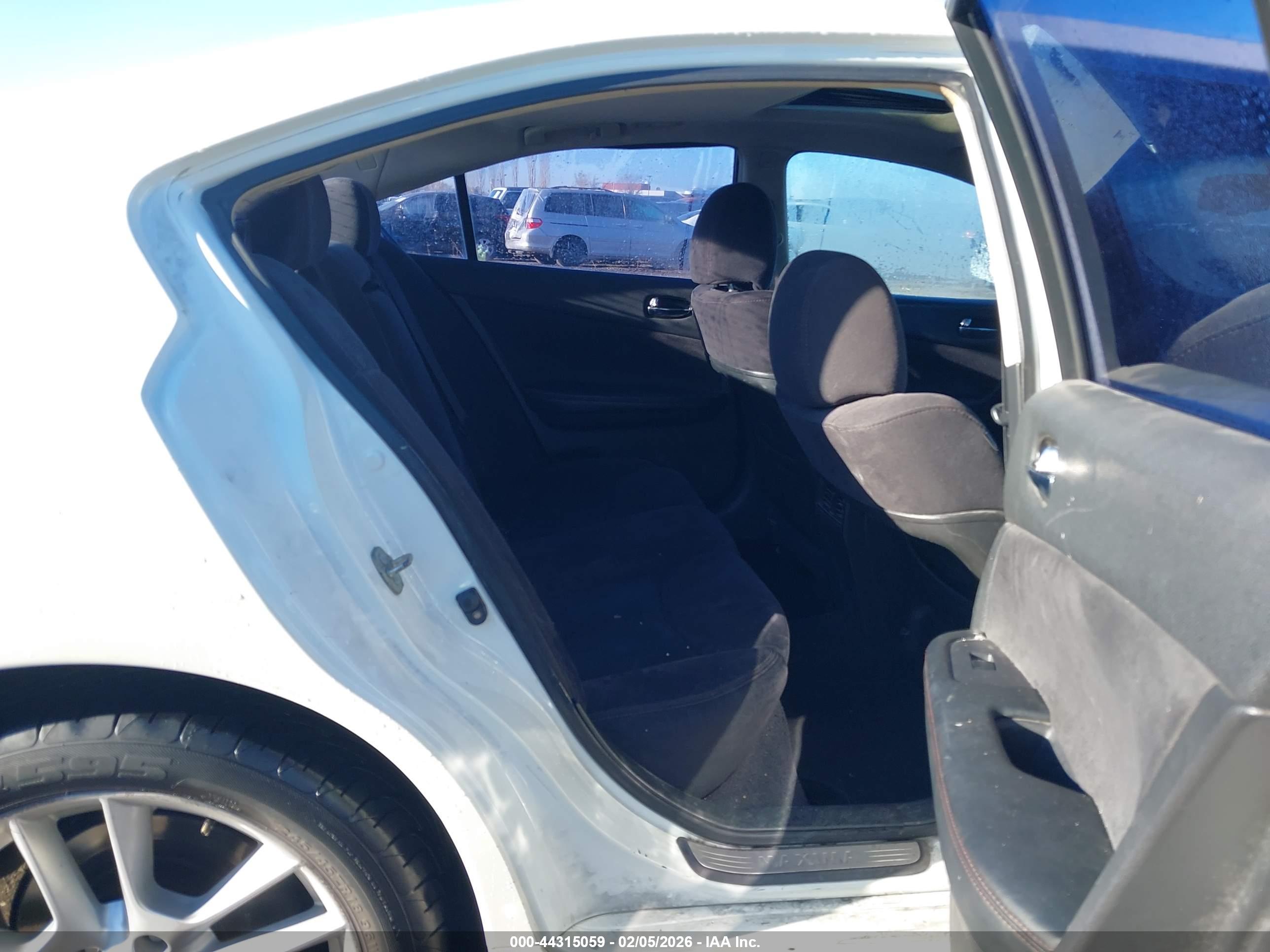 NISSAN MAXIMA image 8