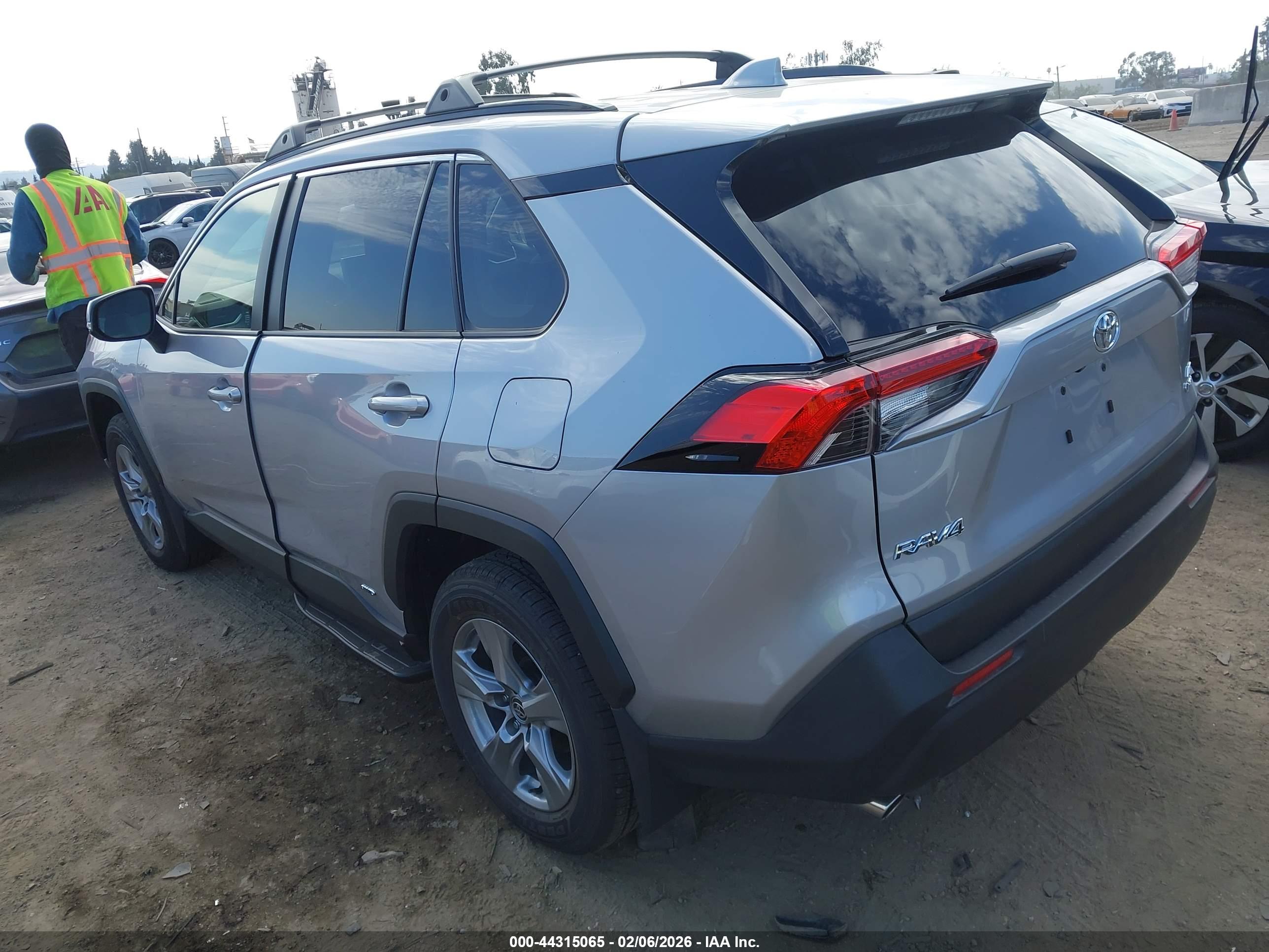 TOYOTA RAV4 image 3