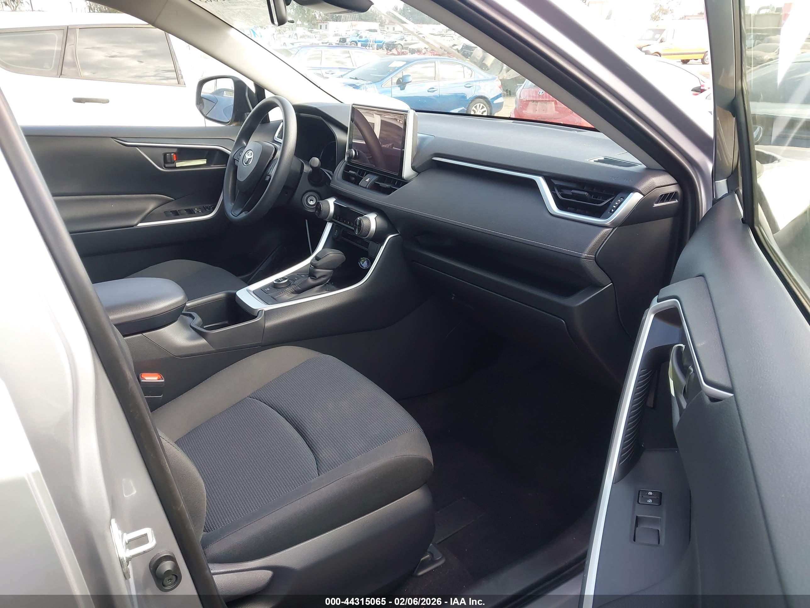 TOYOTA RAV4 image 5