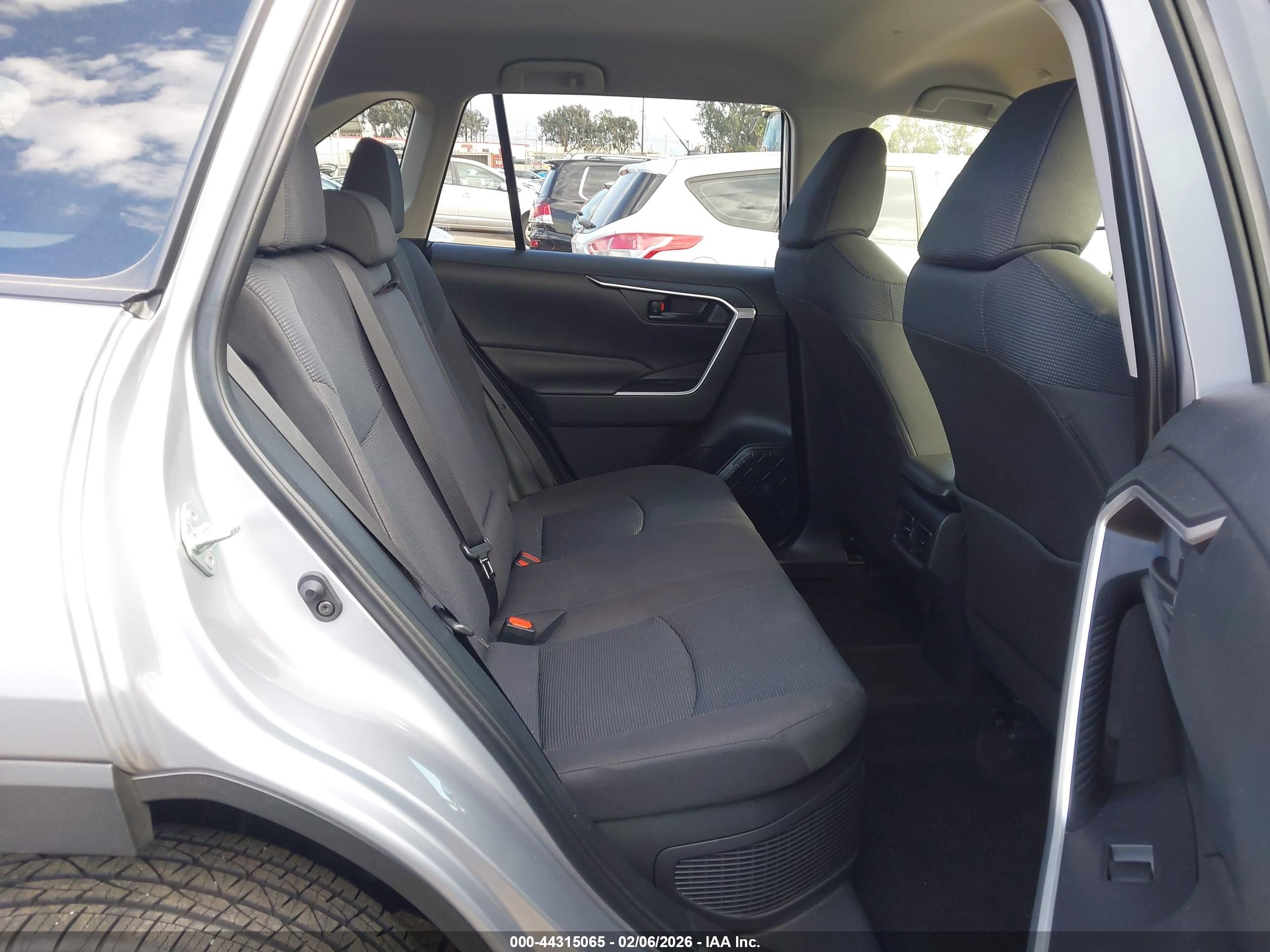TOYOTA RAV4 image 8