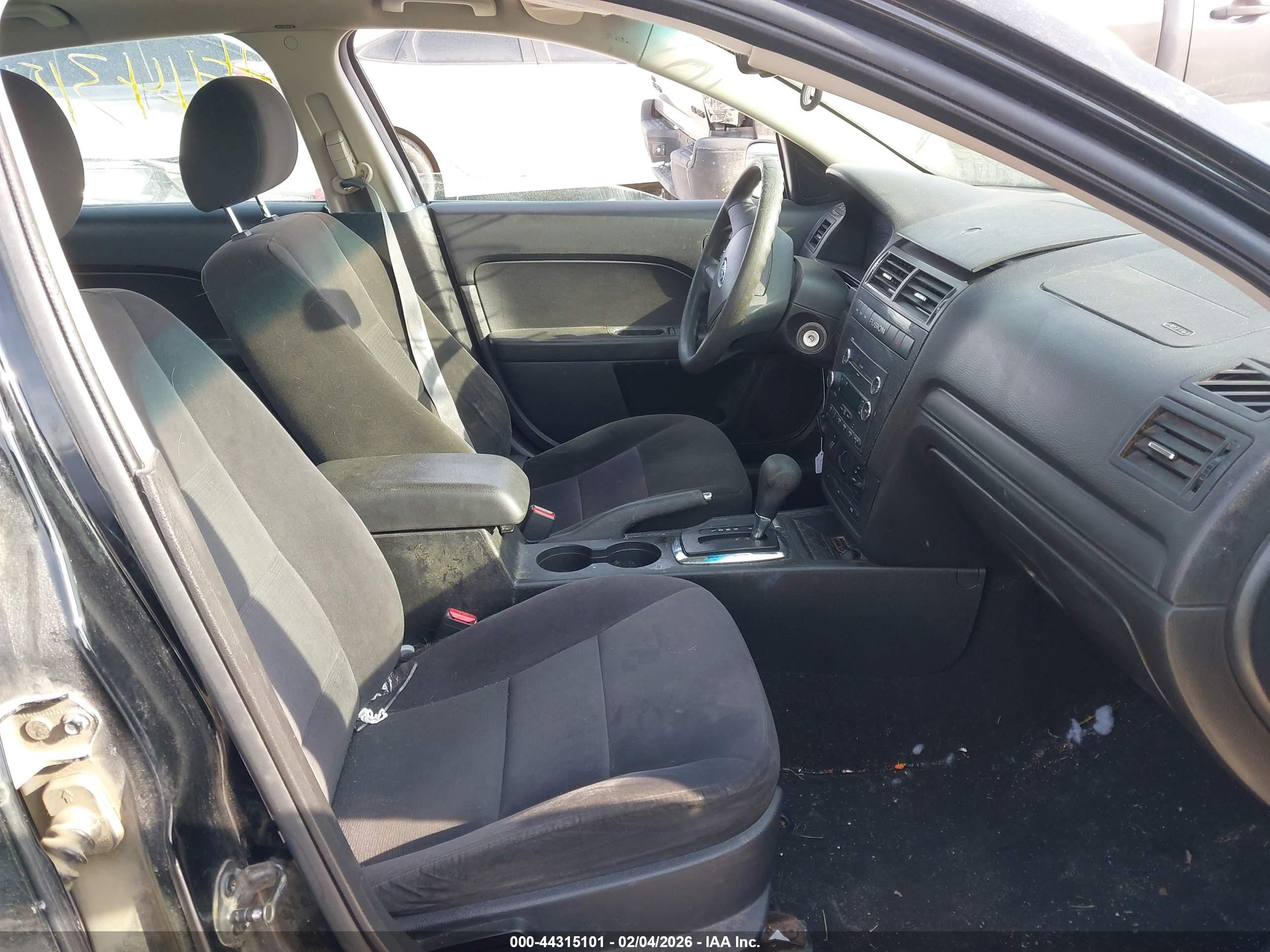 FORD FUSION image 5