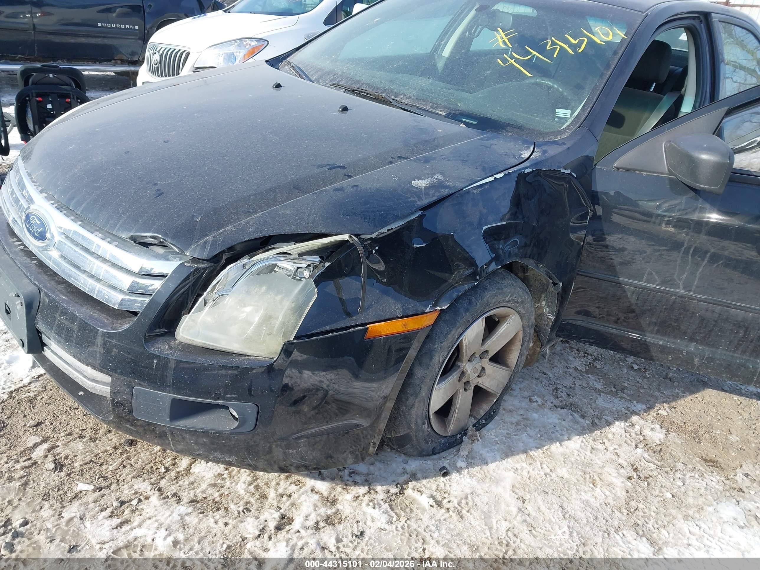FORD FUSION image 6