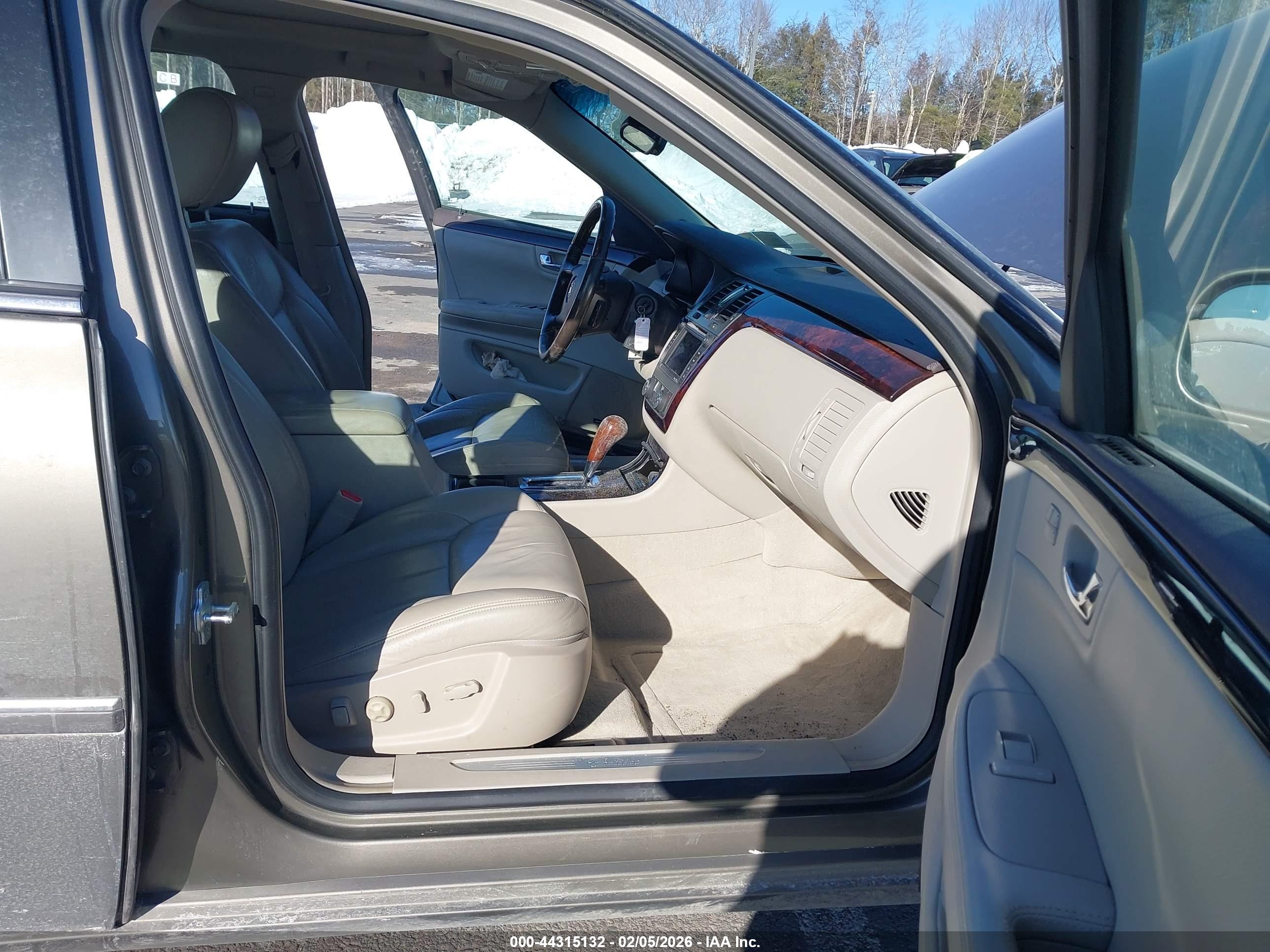 CADILLAC DTS image 5