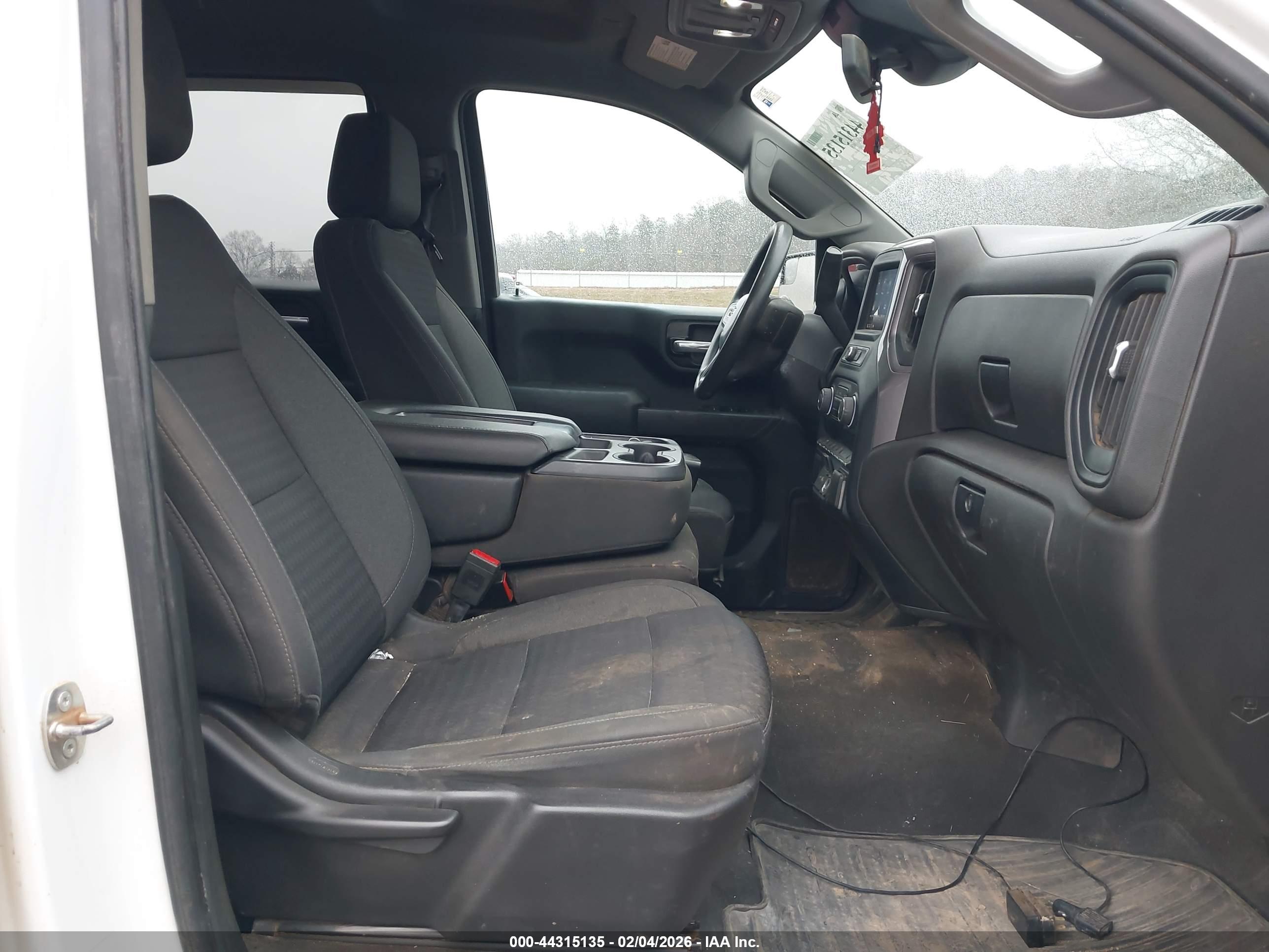 CHEVROLET SILVERADO image 5