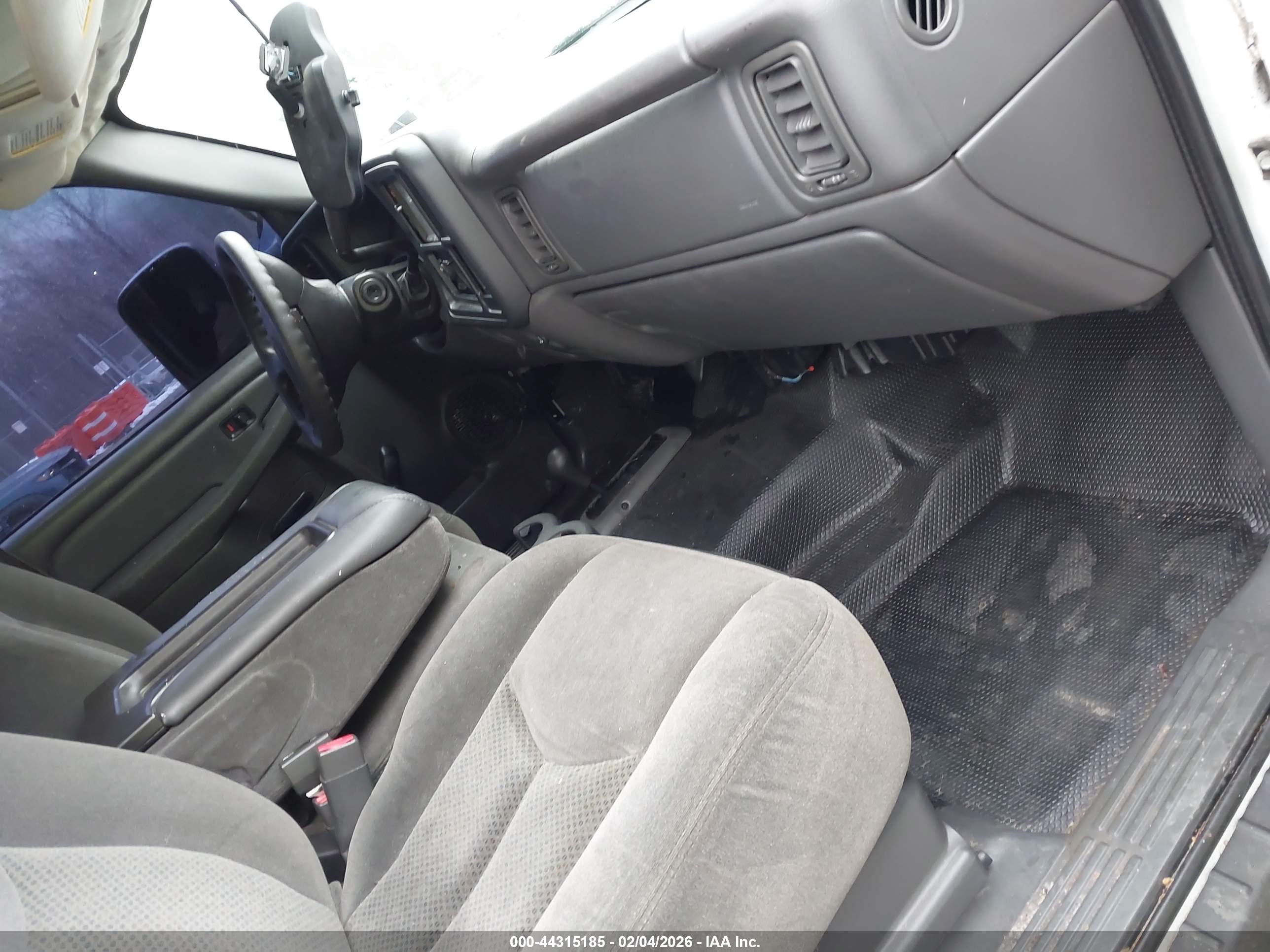CHEVROLET SILVERADO image 5
