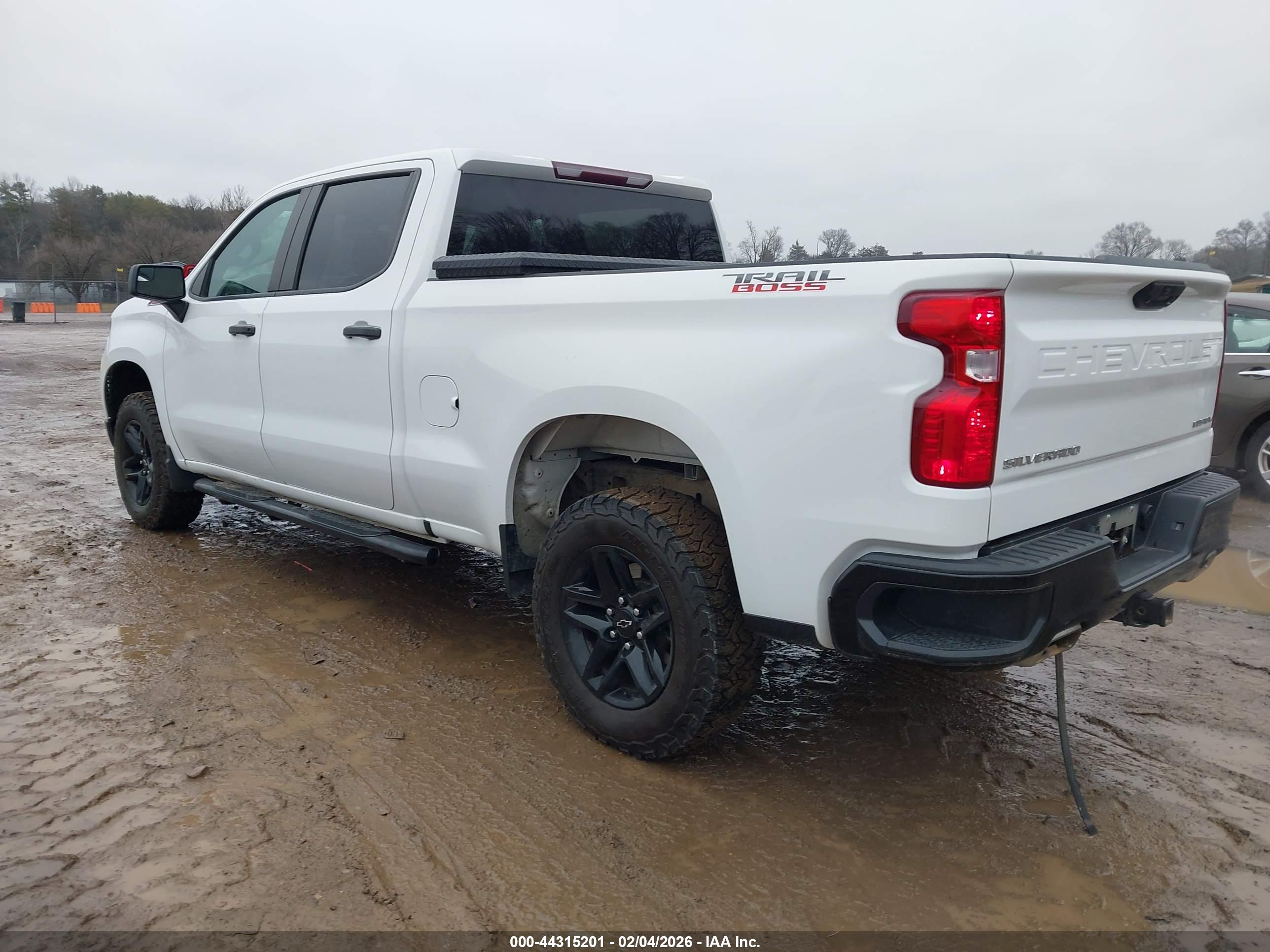CHEVROLET SILVERADO image 3