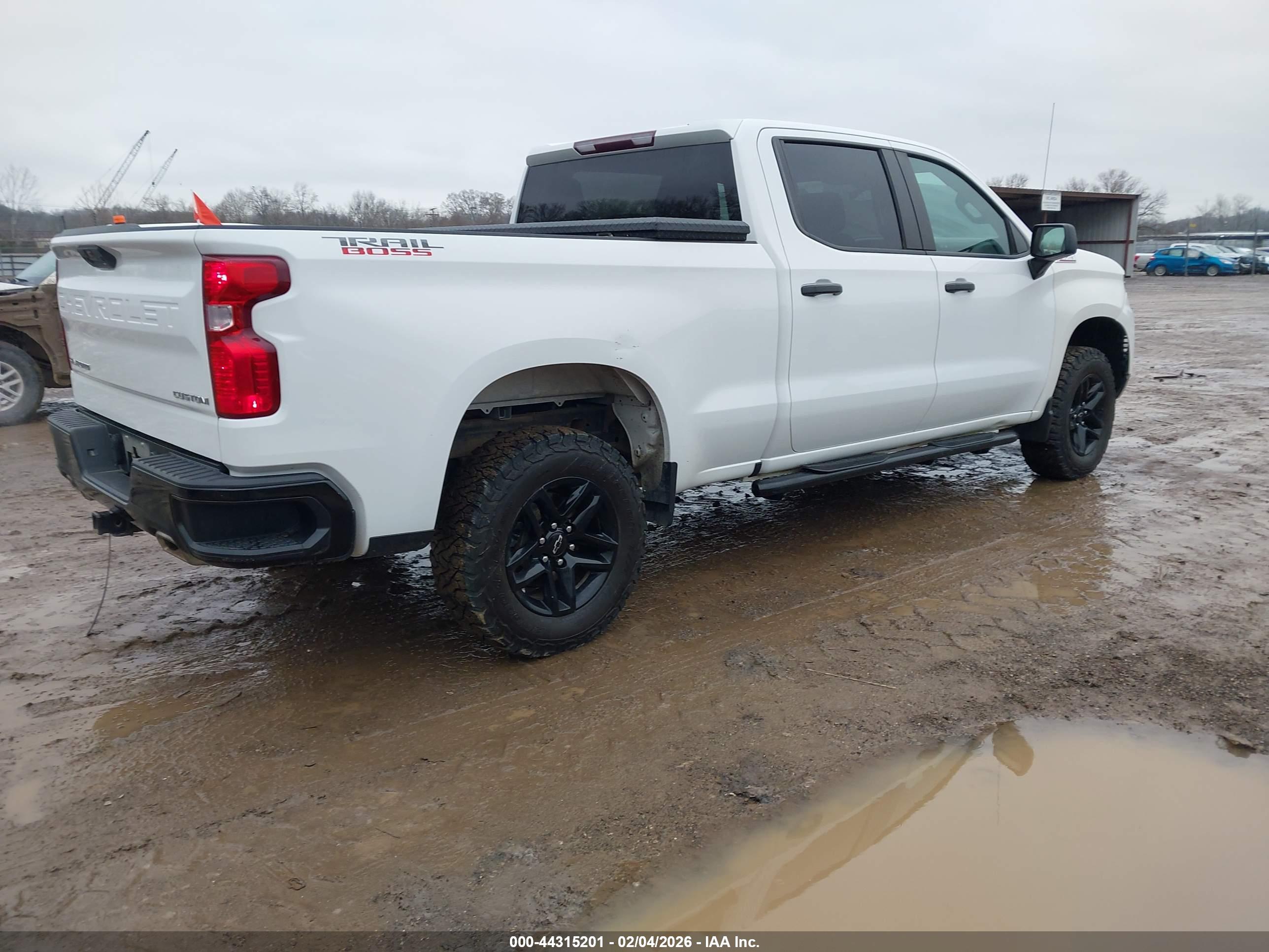 CHEVROLET SILVERADO image 4