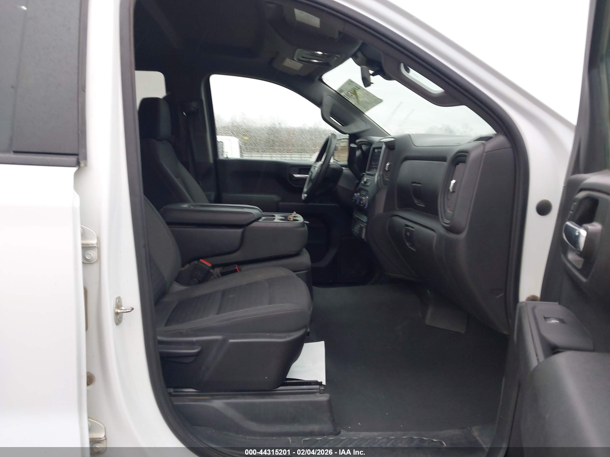 CHEVROLET SILVERADO image 5