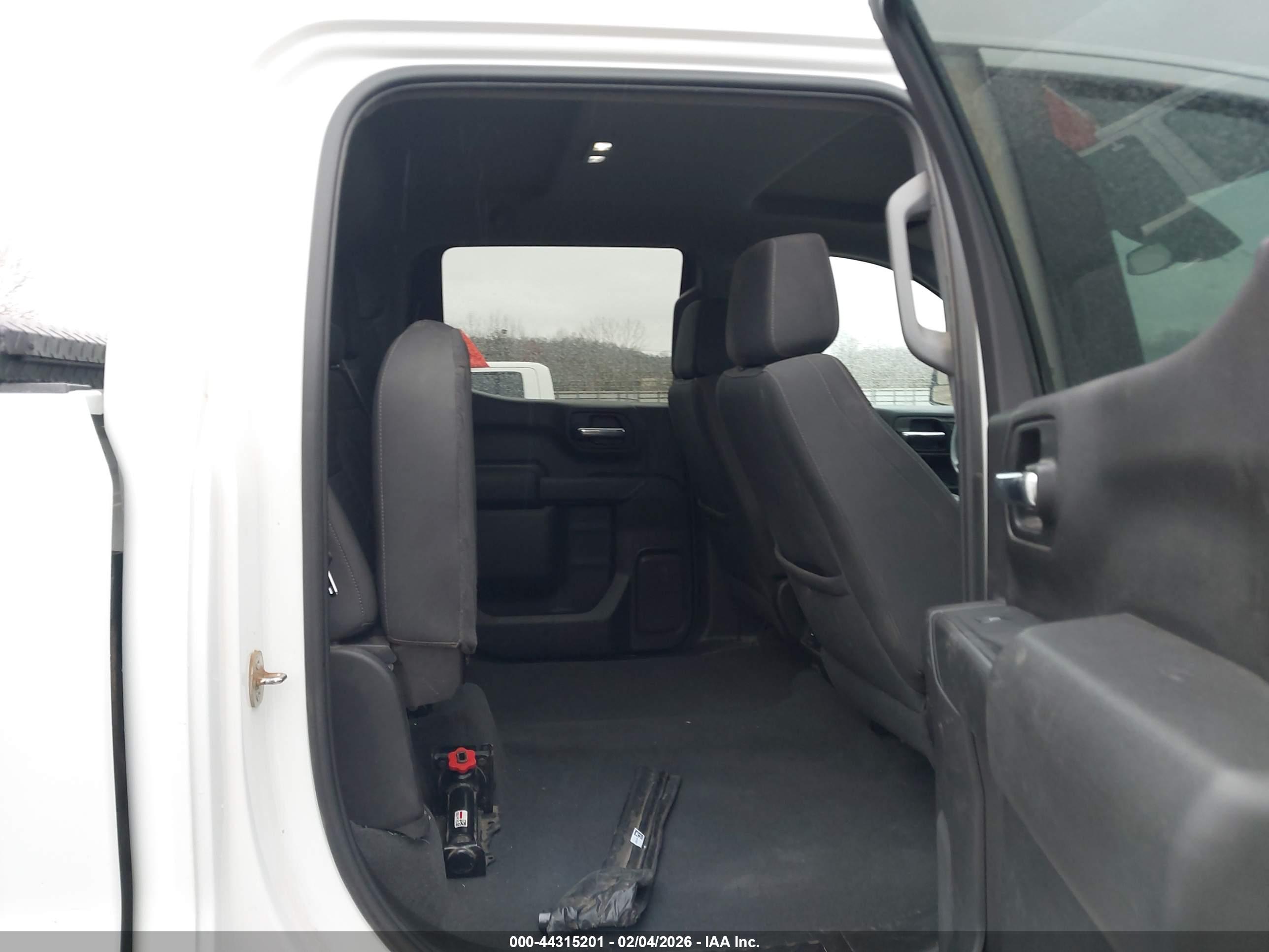 CHEVROLET SILVERADO image 8