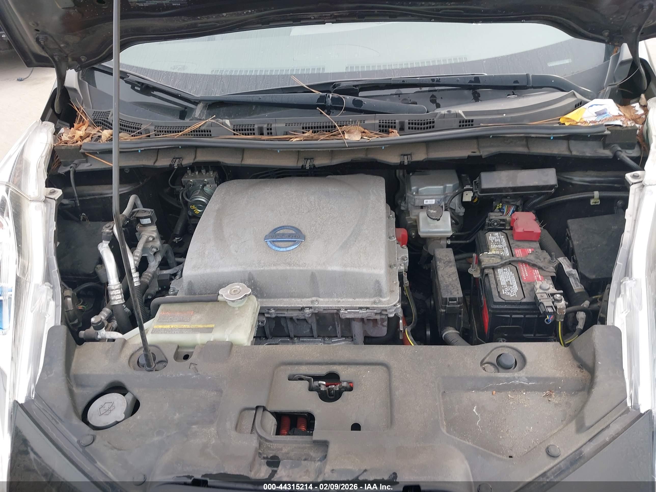 NISSAN LEAF image 10
