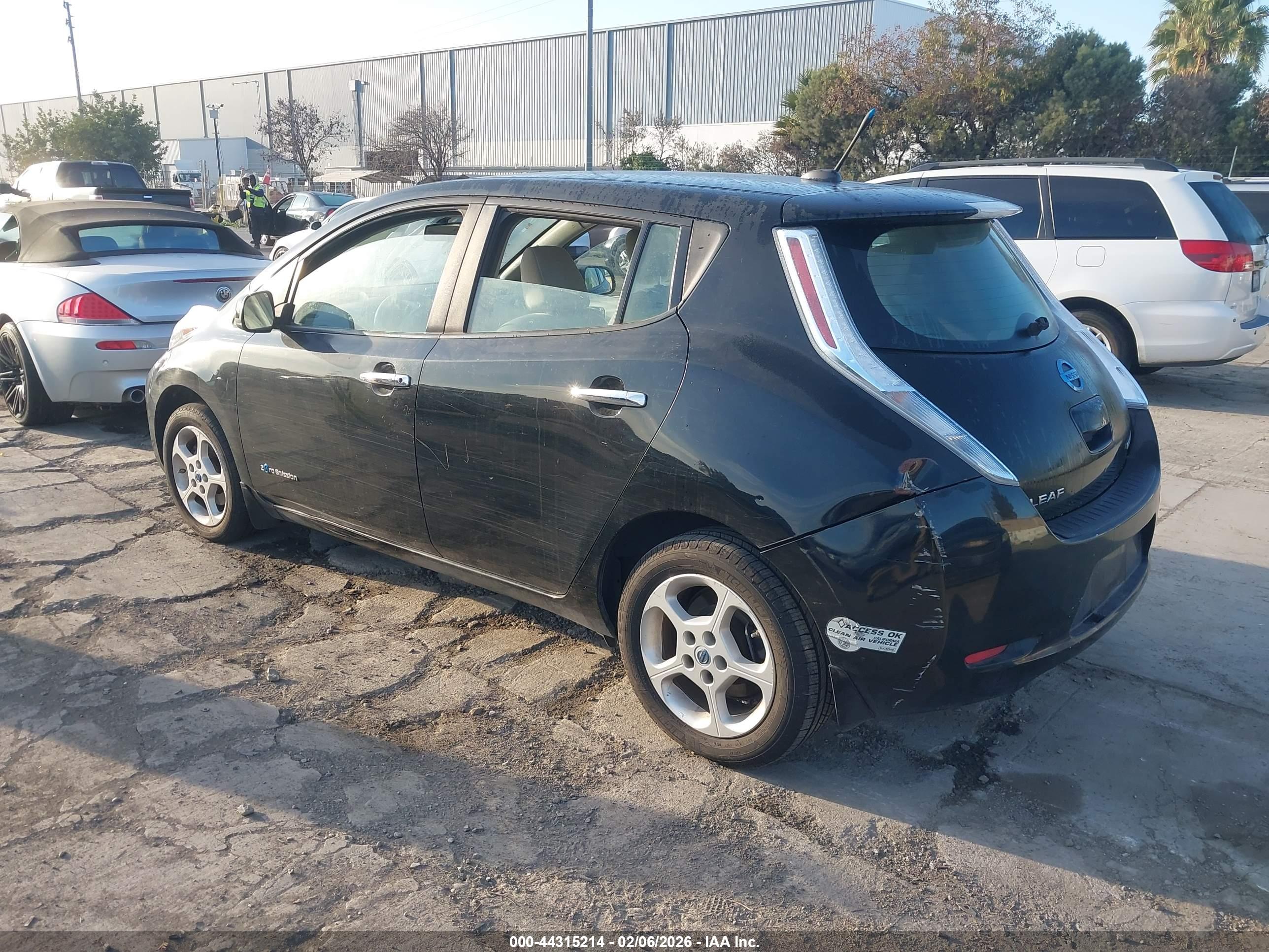 NISSAN LEAF image 3