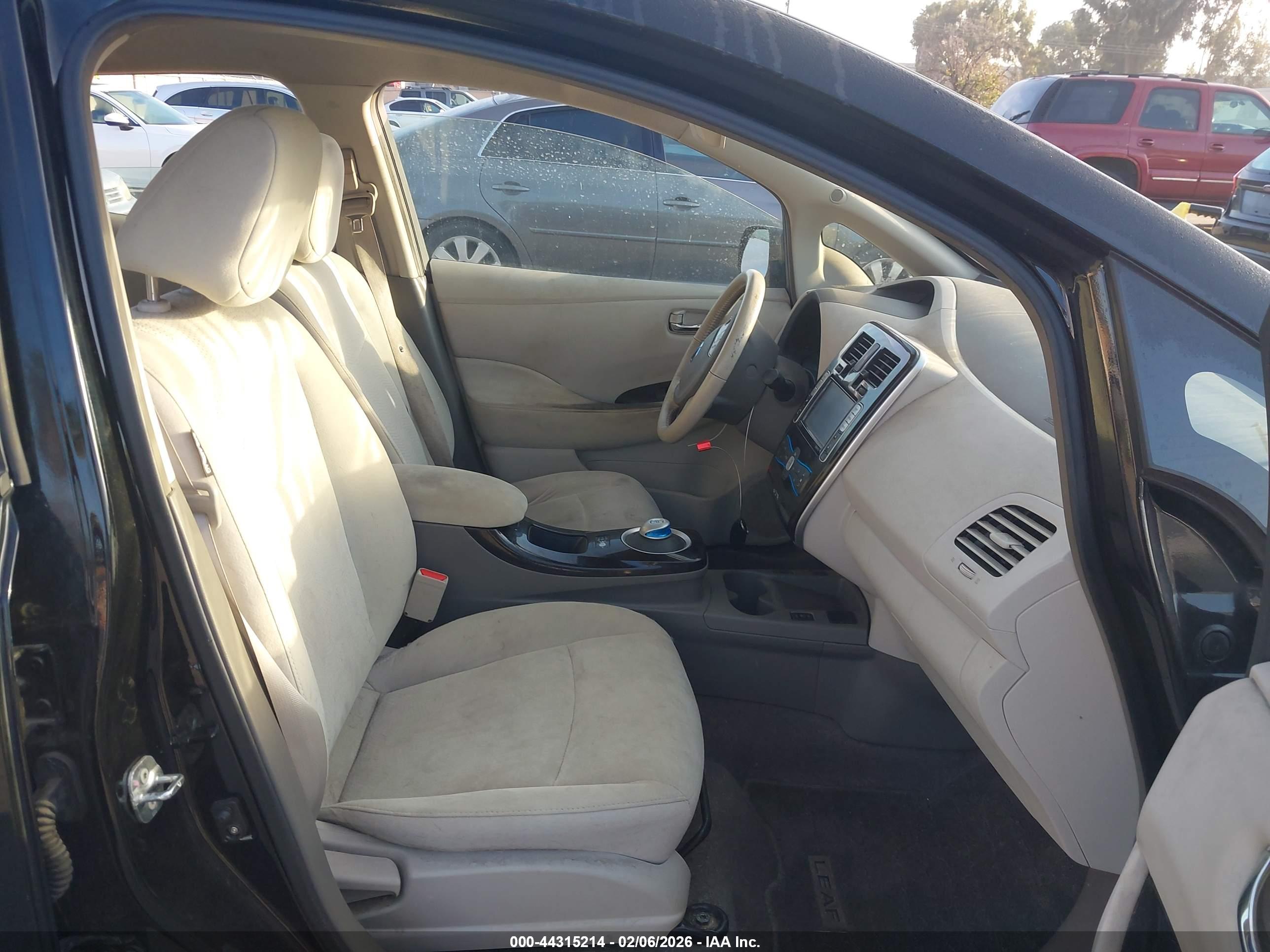 NISSAN LEAF image 5
