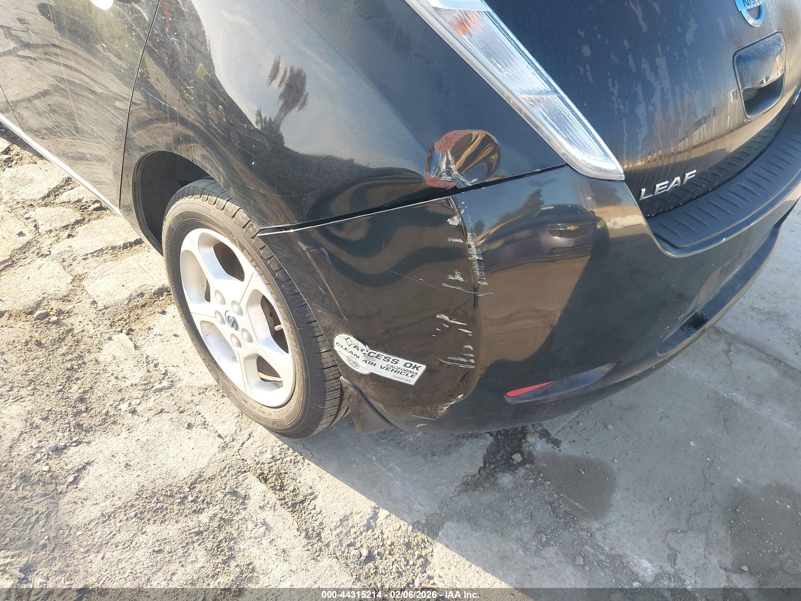NISSAN LEAF image 6