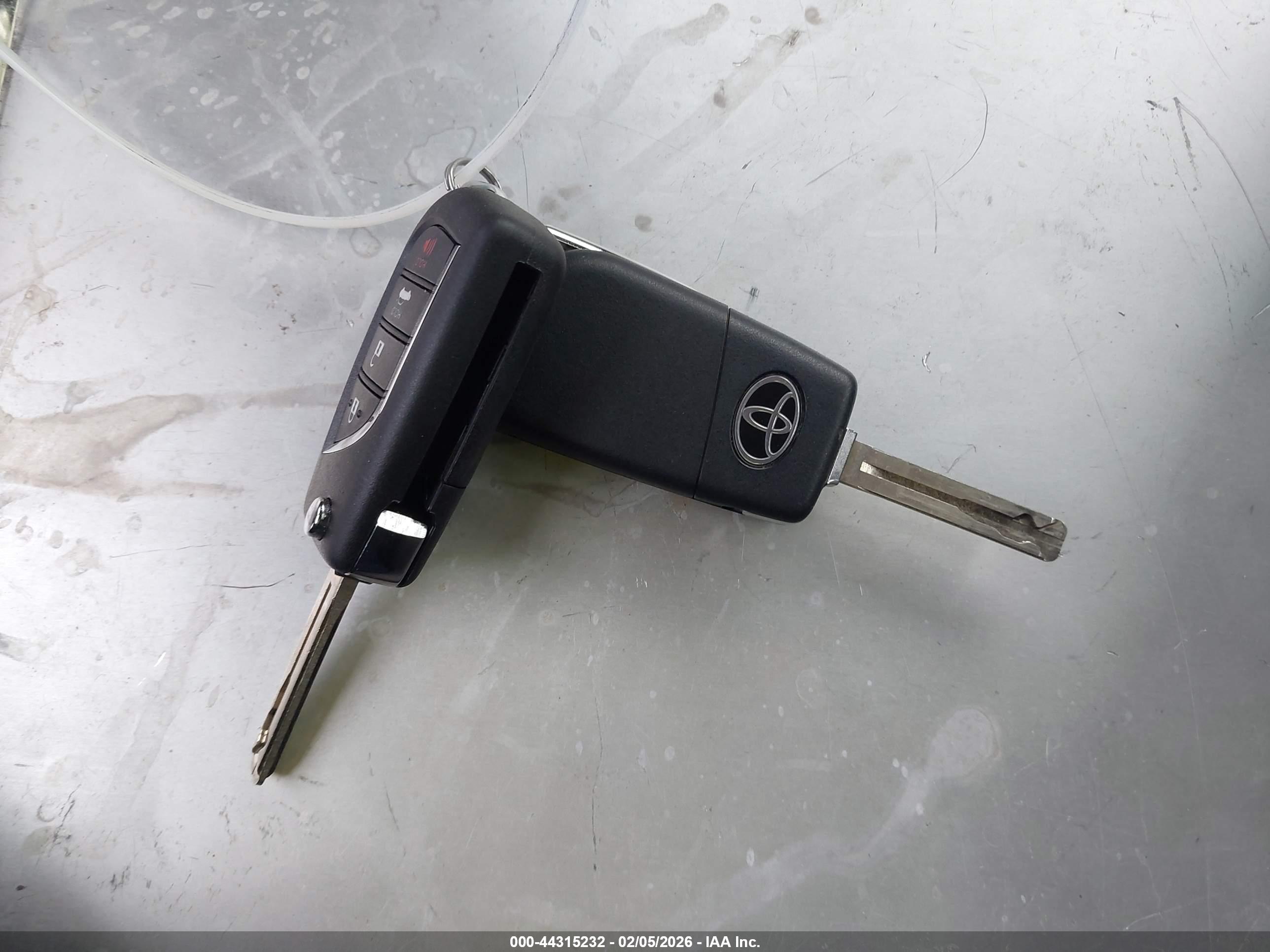 TOYOTA CAMRY image 11